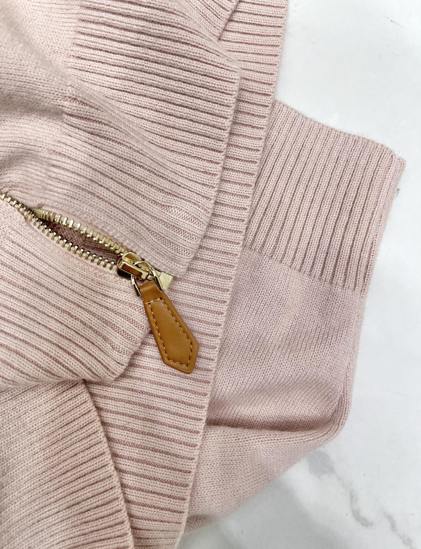 𝗠𝗜𝗨𝗠𝗜𝗨*缪缪新款字母贴布针织开衫🔥【颜值暴击！甜酷少女风】🔥字母贴布设计：超萌MIUMIU立体字母