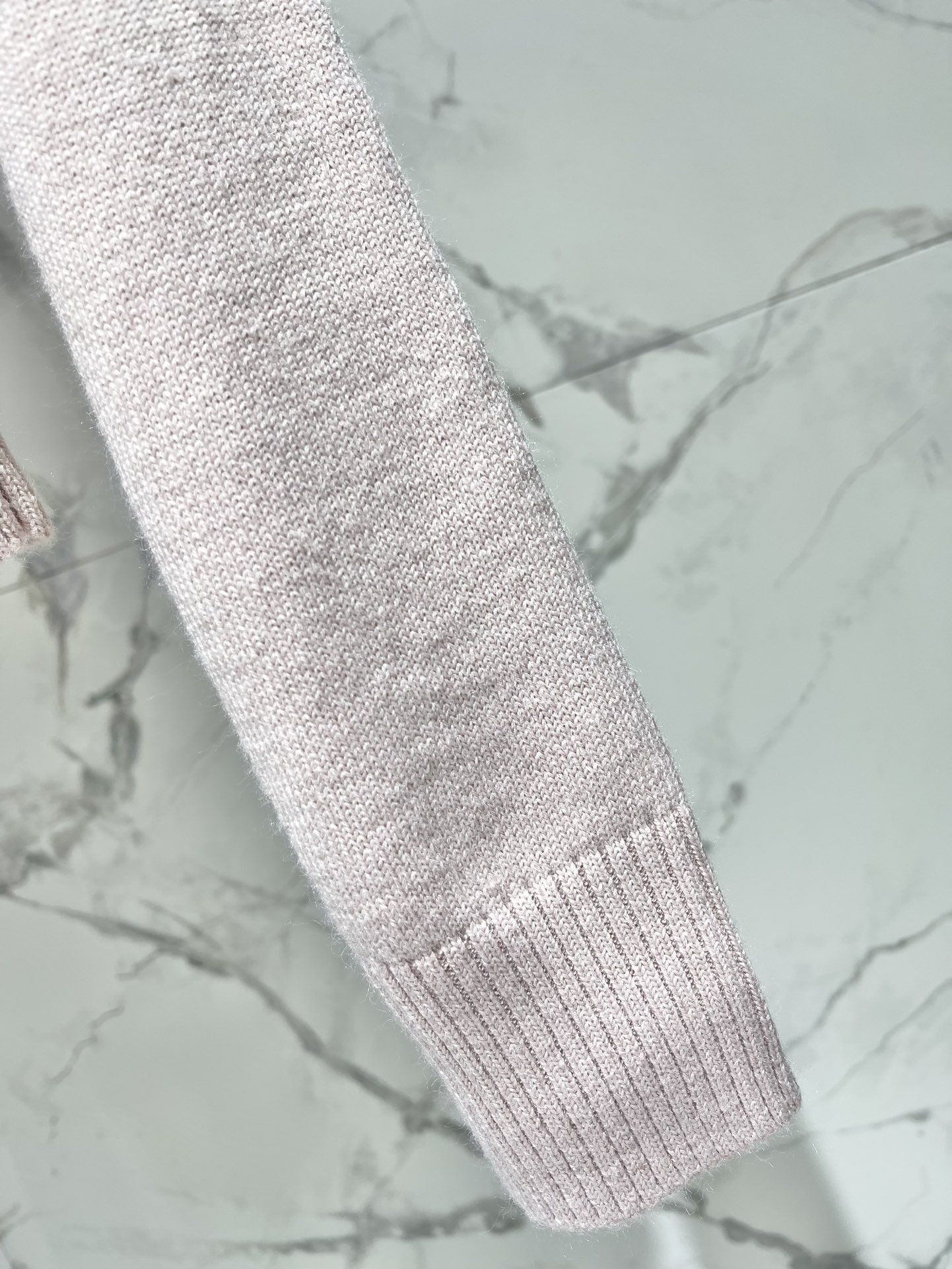 𝗠𝗜𝗨𝗠𝗜𝗨*缪缪新款字母贴布针织开衫🔥【颜值暴击！甜酷少女风】🔥字母贴布设计：超萌MIUMIU立体字母