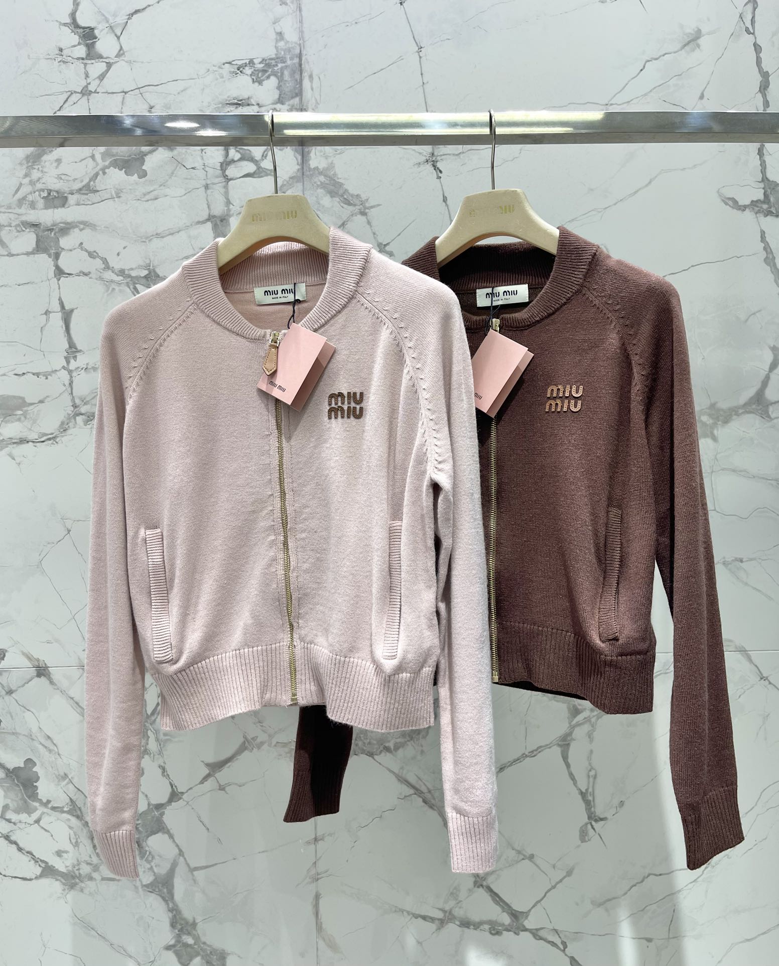 𝗠𝗜𝗨𝗠𝗜𝗨*缪缪新款字母贴布针织开衫🔥【颜值暴击！甜酷少女风】🔥字母贴布设计：超萌MIUMIU立体字母