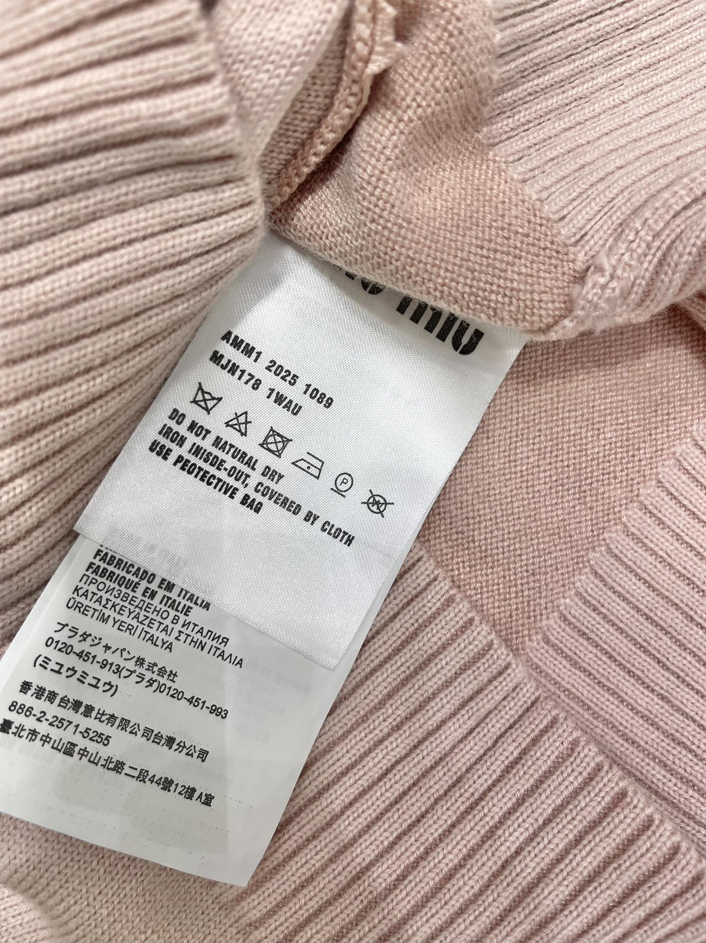 𝗠𝗜𝗨𝗠𝗜𝗨*缪缪新款字母贴布针织开衫🔥【颜值暴击！甜酷少女风】🔥字母贴布设计：超萌MIUMIU立体字母