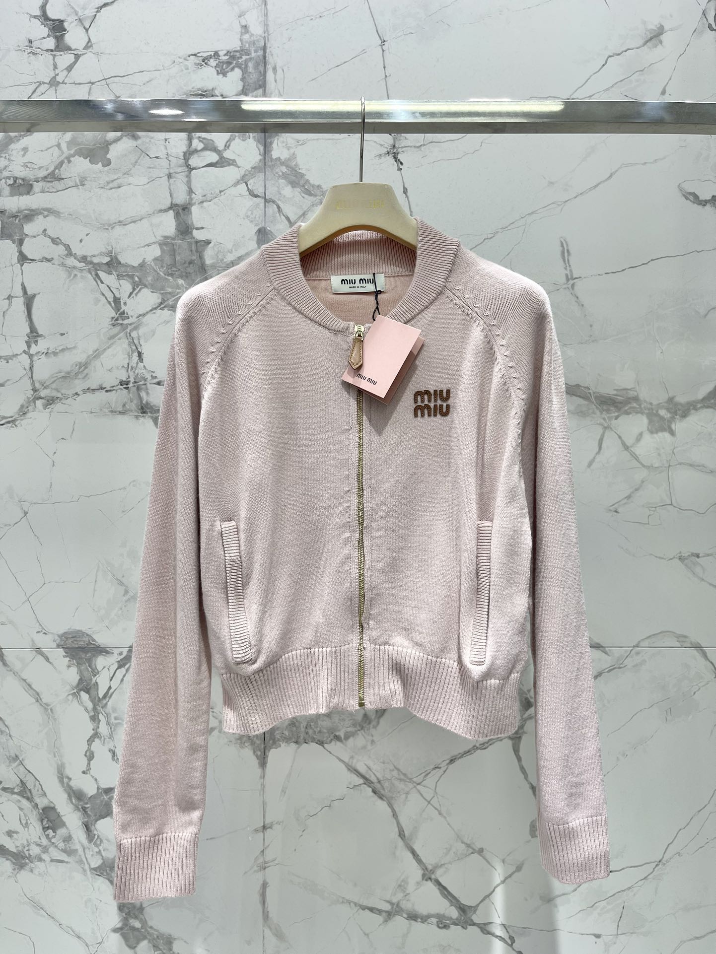 𝗠𝗜𝗨𝗠𝗜𝗨*缪缪新款字母贴布针织开衫🔥【颜值暴击！甜酷少女风】🔥字母贴布设计：超萌MIUMIU立体字母