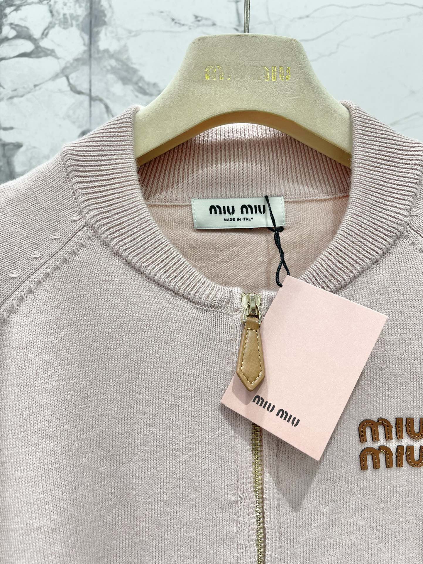 𝗠𝗜𝗨𝗠𝗜𝗨*缪缪新款字母贴布针织开衫🔥【颜值暴击！甜酷少女风】🔥字母贴布设计：超萌MIUMIU立体字母