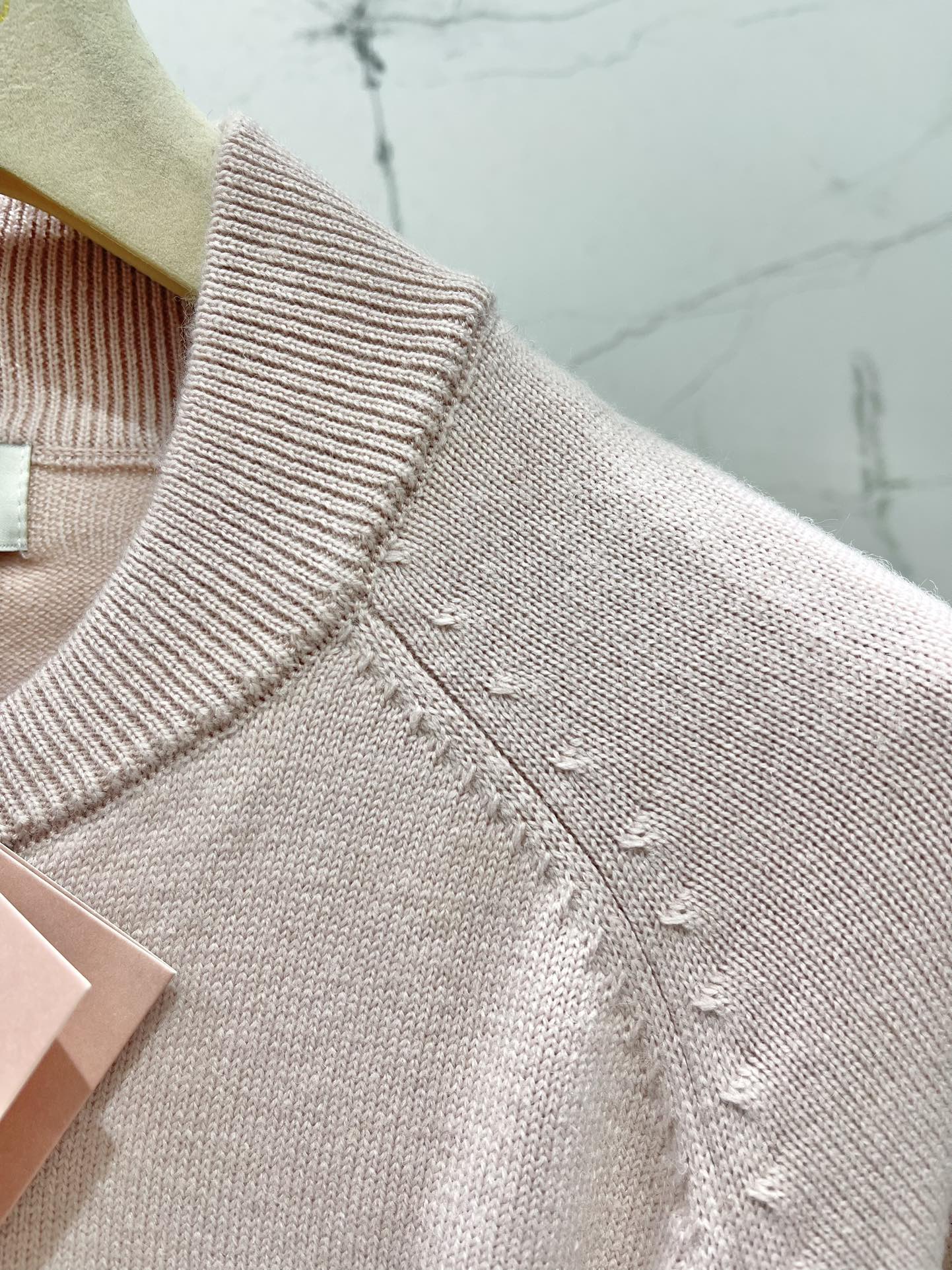 𝗠𝗜𝗨𝗠𝗜𝗨*缪缪新款字母贴布针织开衫🔥【颜值暴击！甜酷少女风】🔥字母贴布设计：超萌MIUMIU立体字母