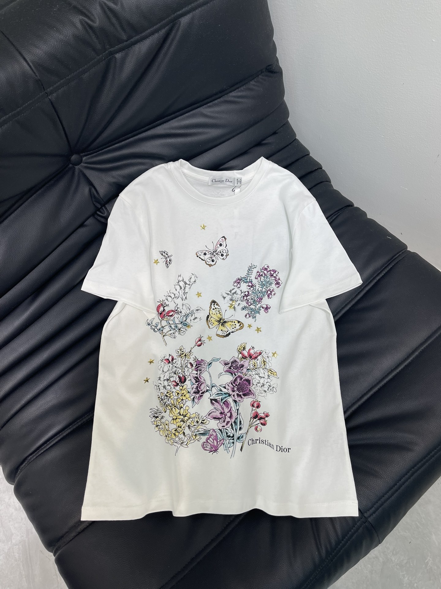 NO:507612,Dio*25 new floral round neck printed short-sleeved T-shirt. Customized YB twill cotton material, high-quality texture, soft and comfortable. The regular short-sleeved T-shirt is cut, made of gram-weight cotton, slightly elastic, and gives a slim visual effect. The large body is decorated with natural elements such as flowers, branches, leaves, butterflies, combined with three-dimensional golden five-pointed stars to form a rich and coordinated forest pattern. Letter logo embellishes one side of the hem. The fairy style is unified and coordinated, and the design feels full. The inner wear is brilliant and fashionable. SML, dior, T-shirt, tees, t-shirt, alexander wang19860909Dio*25新款花卉圆领印花短袖T恤.定制YB斜纹全棉材质,质感高级,柔软舒适,常规短袖T恤裁剪,采用克重全棉制成,略带有弹力,呈现显瘦视觉效果.大身以花朵枝叶蝴蝶等自然元素装饰,配合立体金色五角星,组合成丰富协调的森系图案,字母徽标点缀下摆一侧,仙气风格统一协调,设计感拉满,单穿内搭都出彩时髦.SML,,dior,T-shirt,tees，t-shirt,alexander wang,Women's clothing