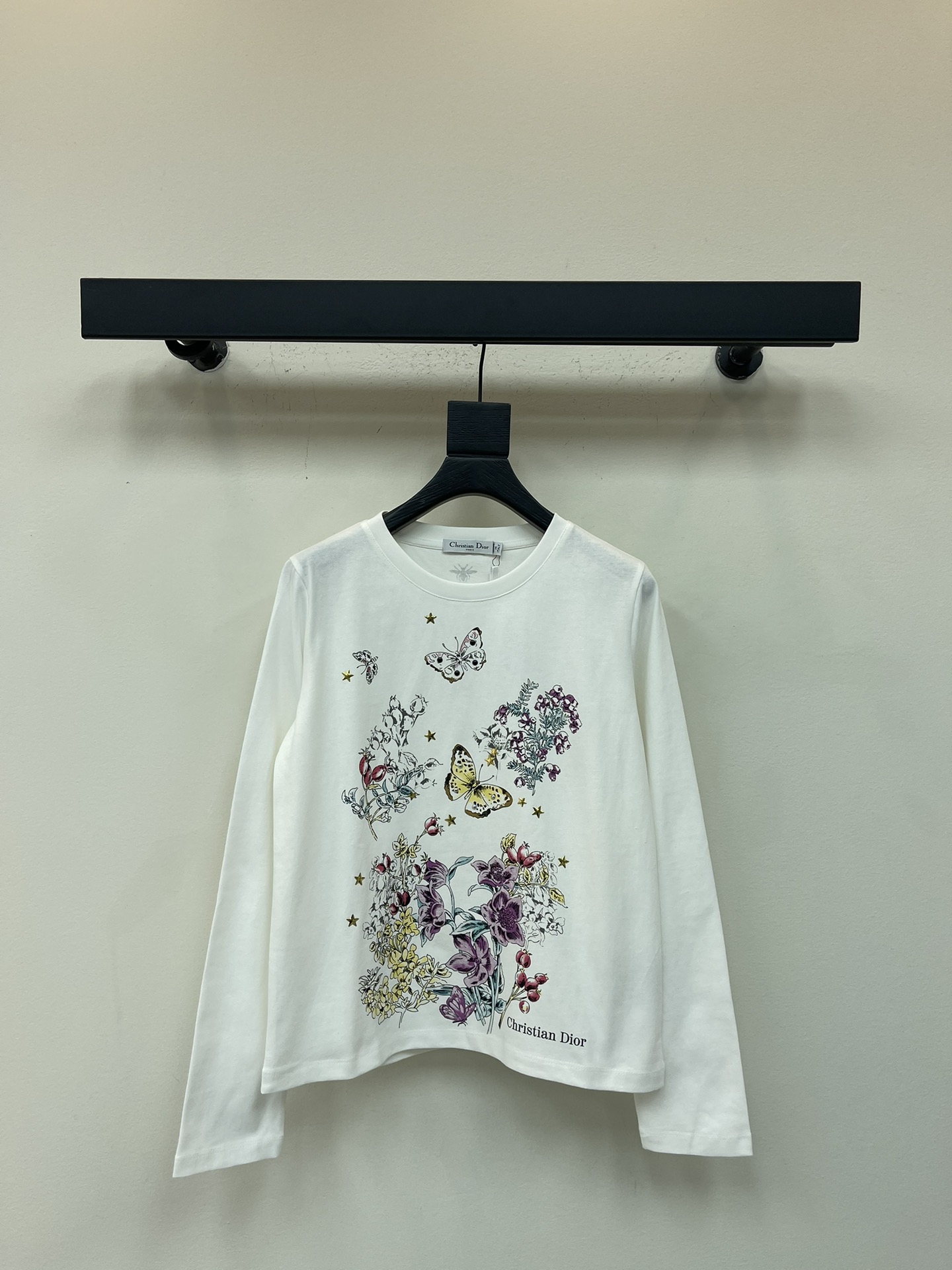 NO:507617,Dio*25 new floral round neck printed long-sleeved top. Customized YB twill cotton material, high-quality texture, soft and comfortable. The regular long-sleeved top is cut, made of gram-weight cotton, slightly elastic, and gives a slim visual effect. The large body is decorated with natural elements such as flowers, branches, leaves, butterflies, combined with three-dimensional golden five-pointed stars to form a rich and coordinated forest pattern. Letter logo embellishes one side of the hem. The fairy style is unified and coordinated, and the design feels full. The inner wear is brilliant and fashionable. SML, dior, alexander wang19860909Dio*25新款花卉圆领印花长袖上衣.定制YB斜纹全棉材质,质感高级,柔软舒适,常规长袖上衣裁剪,采用克重全棉制成,略带有弹力,呈现显瘦视觉效果.大身以花朵枝叶蝴蝶等自然元素装饰,配合立体金色五角星,组合成丰富协调的森系图案,字母徽标点缀下摆一侧,仙气风格统一协调,设计感拉满,单穿内搭都出彩时髦.SML,,dior,alexander wang,Women's clothing