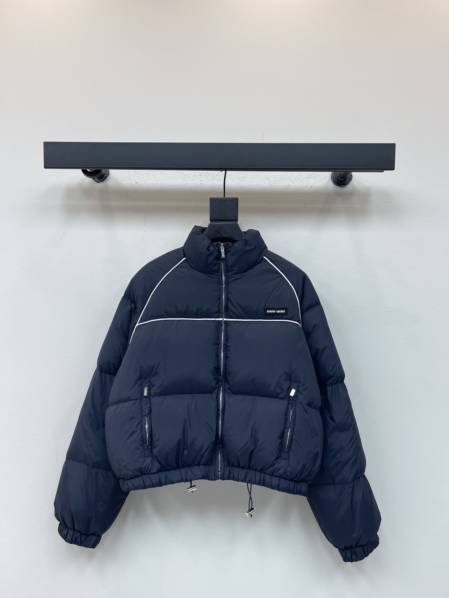 NO:507607,With dust bag Miumi*25 autumn and winter new rag-length lace-length down jacket. Customized YB windproof and waterproof nylon material, white goose velvet fills the inner lining, the whole piece is light and warm, the stand collar can be turned over and over, and the cool and practicality is full. The jacket adopts a rectangular embossed shape, with white three-dimensional tie-length edges on the shoulder and chest outlined with white three-dimensional tie-length edges on both sides, large-capacity zipper pockets on both sides, and mesh pockets lined with mesh pockets to add three-dimensional wearability. The iconic letter decoration on the chest shows the brand concept, the drawstring details can be adjusted at will, the upper body is light and fashionable, and the autumn and winter paired with jeans and casual pants are very good, integrating warmth and fashionable, customized face accessories, accurate version, filling standard: national standard 90 velvet, filling material: white goose velvet, high version SML,,miumiu, jeans, jackets & coats, down  Jacket,alexander wang19860909配防尘袋Miumi*25秋冬新款插肩捆边立领羽绒服.定制YB防风防水尼龙材质,白鹅绒填充内里,整件轻盈保暖,立领可翻两穿设计,飒爽御寒实用性拉满.外套采用长方压纹造型,肩胸位置以白色立体捆边勾勒轮廓线,双侧大容量拉链口袋,内衬网面口袋,增添立体穿搭实用性.胸前标志性字母装饰,呈现品牌理念,抽绳细节随意可调节穿脱,上身轻盈时尚,秋冬搭配牛仔裤休闲裤都非常 集保暖与时髦一体 定制面辅料 认准版本 充绒标准:国标90绒 充绒物:白鹅绒 高版本 SML,,miumiu,jeans,jackets & coats,down jacket,alexander wang,Women's clothing