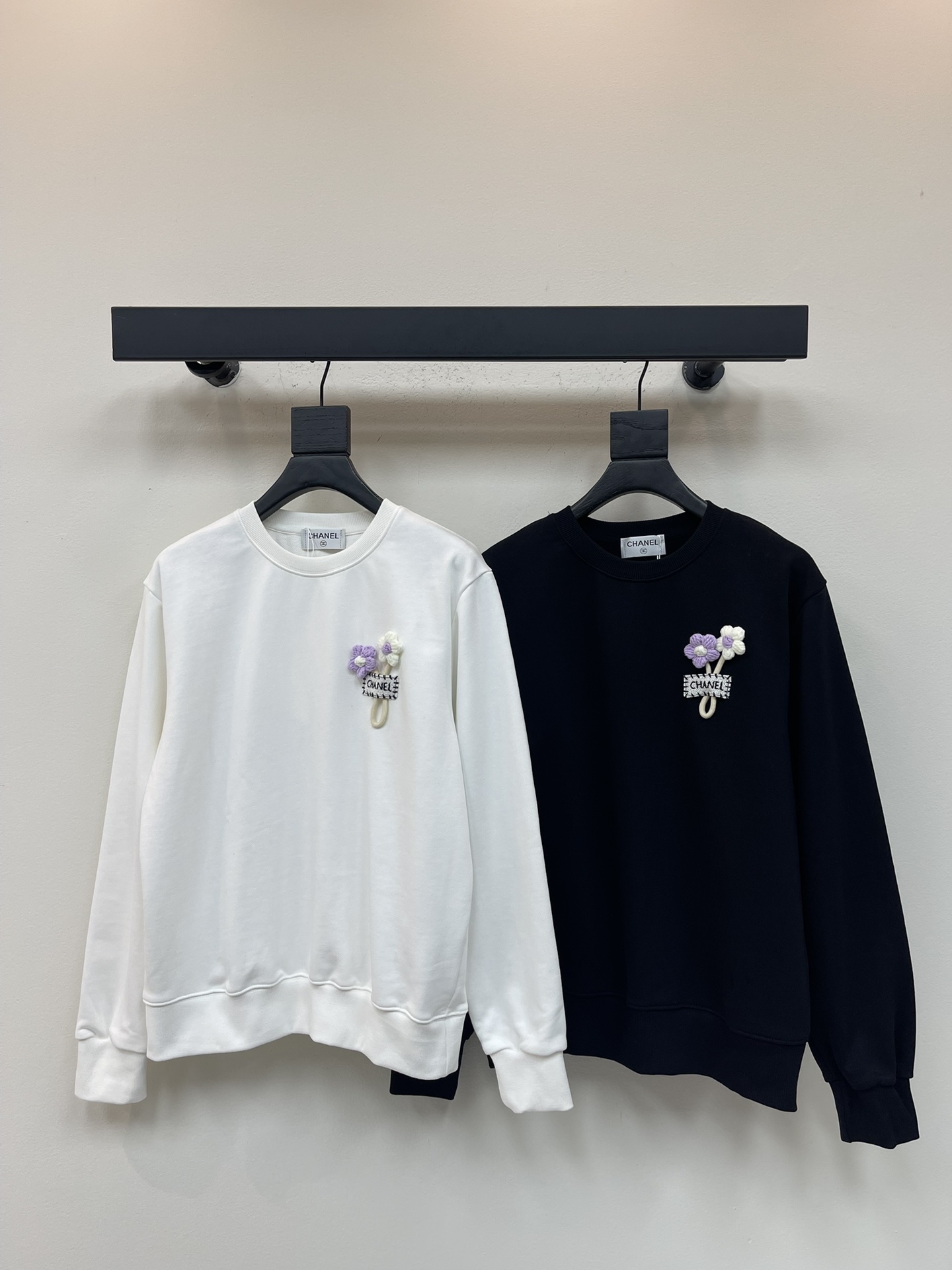 NO:508325,Chane*25 early autumn new handmade small flower embroidered round-neck sweatshirt. Imported 450g pure cotton beef tripe fabric, the classic style is loose and versatile and not picky. It shows the youthful and energetic atmosphere of reducing age, and recommends daily leisure. SML, chanel, hoodie, sweatshirts, alexander wang19860909Chane*25早秋新款手工小花朵刺绣圆领卫衣.进口450克纯棉牛肚面料,经典版型宽松百搭不挑人.彰显减龄青春活力气息,日常休闲推荐.SML,,chanel,hoodie,sweatshirts,alexander wang,Women's clothing