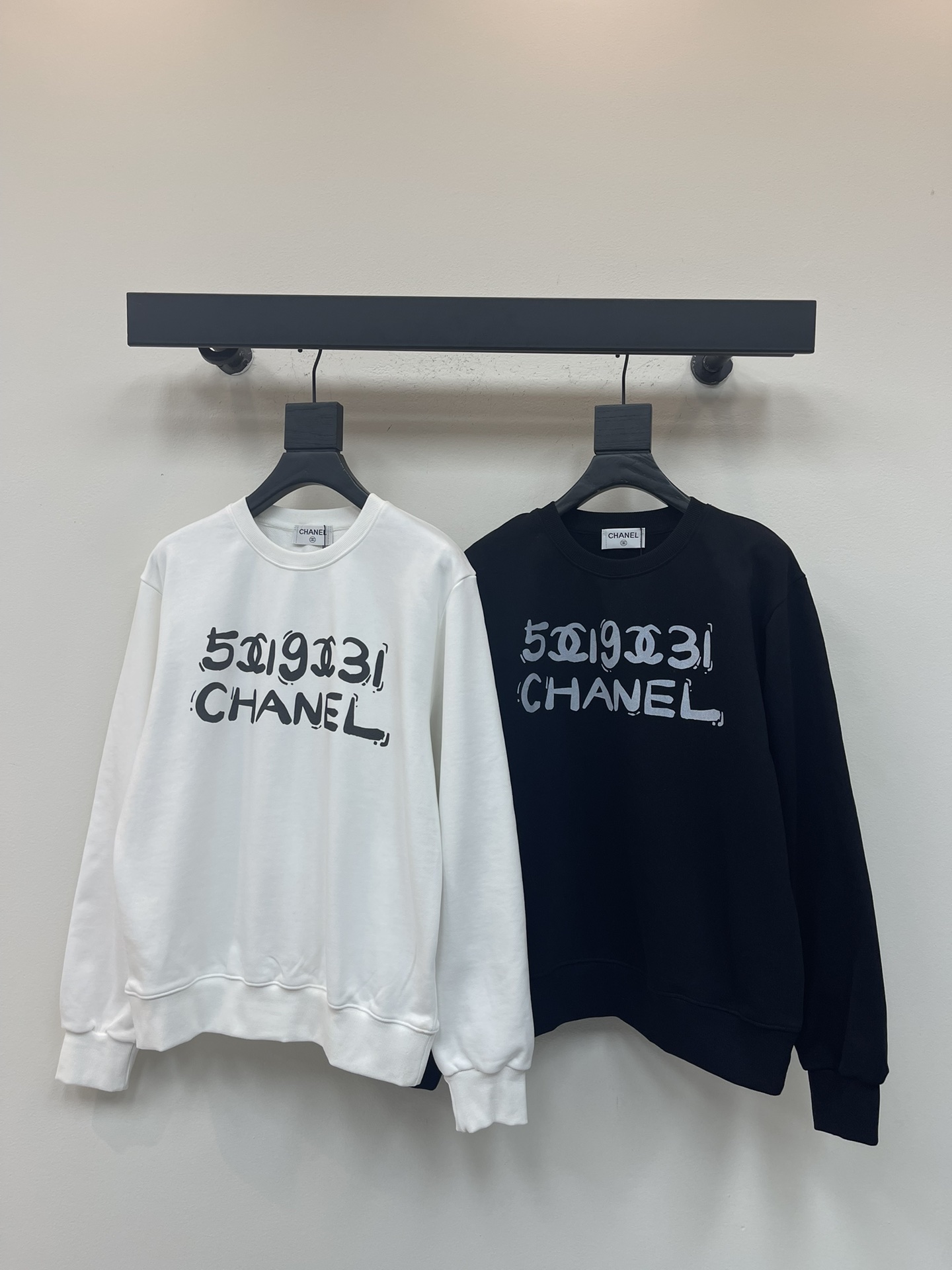 NO:508329,Chane*25 early autumn new digital small fragrance letter printed round neck sweatshirt. Imported 450g pure cotton beef tripe fabric, the classic style is loose and versatile and not picky. It shows the youthful and energetic atmosphere of age reduction, and daily leisure recommendation. SML, chanel, hoodie, sweatshirts, alexander wang19860909Chane*25早秋新款数码小香字母印花圆领卫衣.进口450克纯棉牛肚面料,经典版型宽松百搭不挑人.彰显减龄青春活力气息,日常休闲推荐.SML,,chanel,hoodie,sweatshirts,alexander wang,Women's clothing