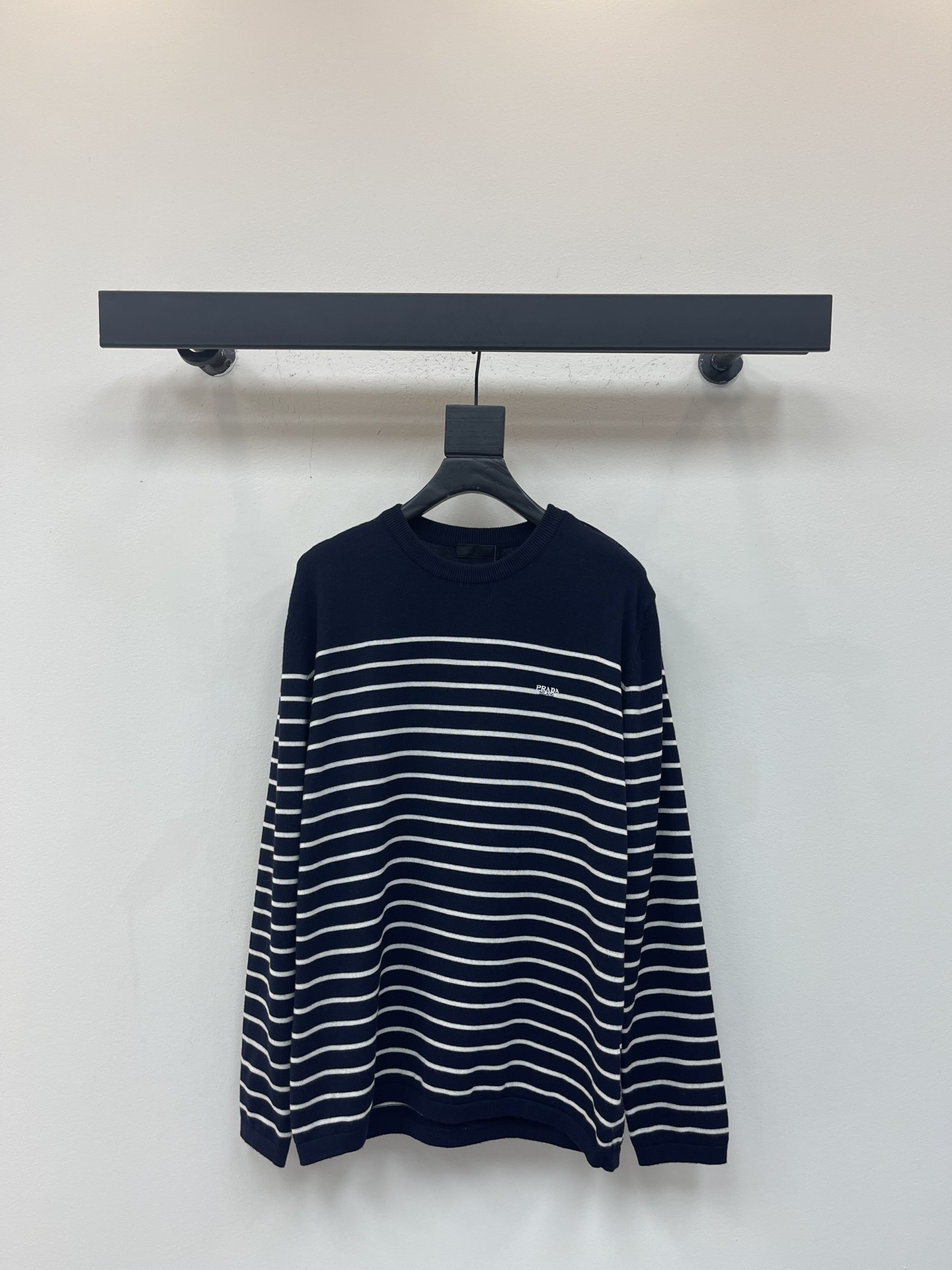 NO:508333,Prad*25 new striped embroidered shoulder button wool round-neck knit sweater. This sweater is made of wool fabric, with Pujia embroidery technology on the chest, a button-style design on the shoulder, and the three-piece button side opening and closing breaks the symmetry in an unexpected way. It is matched with a striped contrasting color design, making the whole dress look younger and fashionable. The style is very versatile and a must-have tool for autumn and winter. The same style for men and women!  S-XL, prada, prada, sweaters, alexander wang19860909Prad*25新款条纹刺绣肩扣羊毛圆领针织毛衣.这款针织衫采用羊毛面料制作而成,胸前饰有普家刺绣工艺,肩处纽扣式设计,三粒钮扣侧开合以意想不到的方式打破对称,搭配条纹撞色设计,让整款衣服更显年轻时尚气质,款式非常百搭,秋冬必备神器.男女同款！S-XL,,prada,prada,sweaters,alexander wang,Women's clothing