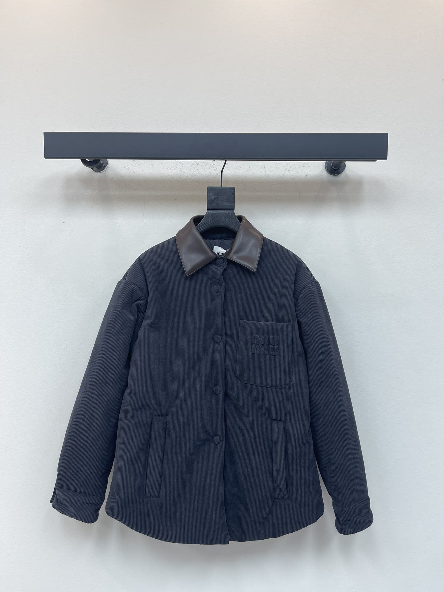 NO:508345,Miumi*25 autumn and winter new leather lapel corduroy cotton jacket. Customized YB imported corduroy material, soft and glutinous, anti-fouling and windproof, and preferred fabric in autumn and winter. Lapel button cotton jacket style. The outer layer of ready-made garment vertical pit strip corduroy texture, large-capacity pocket hand warming on both sides is practical, the neckline is lit by leather fabric, adding visual highlights to the regular style, and paired with low-key letter decoration on the chest to create a brand-specific sweet and cool style. The skirts and trousers all show a high street fashionable style. SML,,miumiu, skirts, jackets & coats,alexander wang19860909Miumi*25秋冬新款拼皮翻领灯芯绒棉服外套.定制YB进口灯芯绒材质,手感软糯,防污防风,秋冬优选面料.翻领纽扣棉服外套版型.成衣外层竖坑条灯芯绒肌理,两侧大容量口袋暖手实用,领口通过皮质面料点亮,为常规款增添视觉亮点,搭配胸前低调的字母装饰,打造出品牌专属甜酷风,搭配裙装裤装均显高街时髦风格.SML,,miumiu,skirts,jackets & coats,alexander wang,Women's clothing