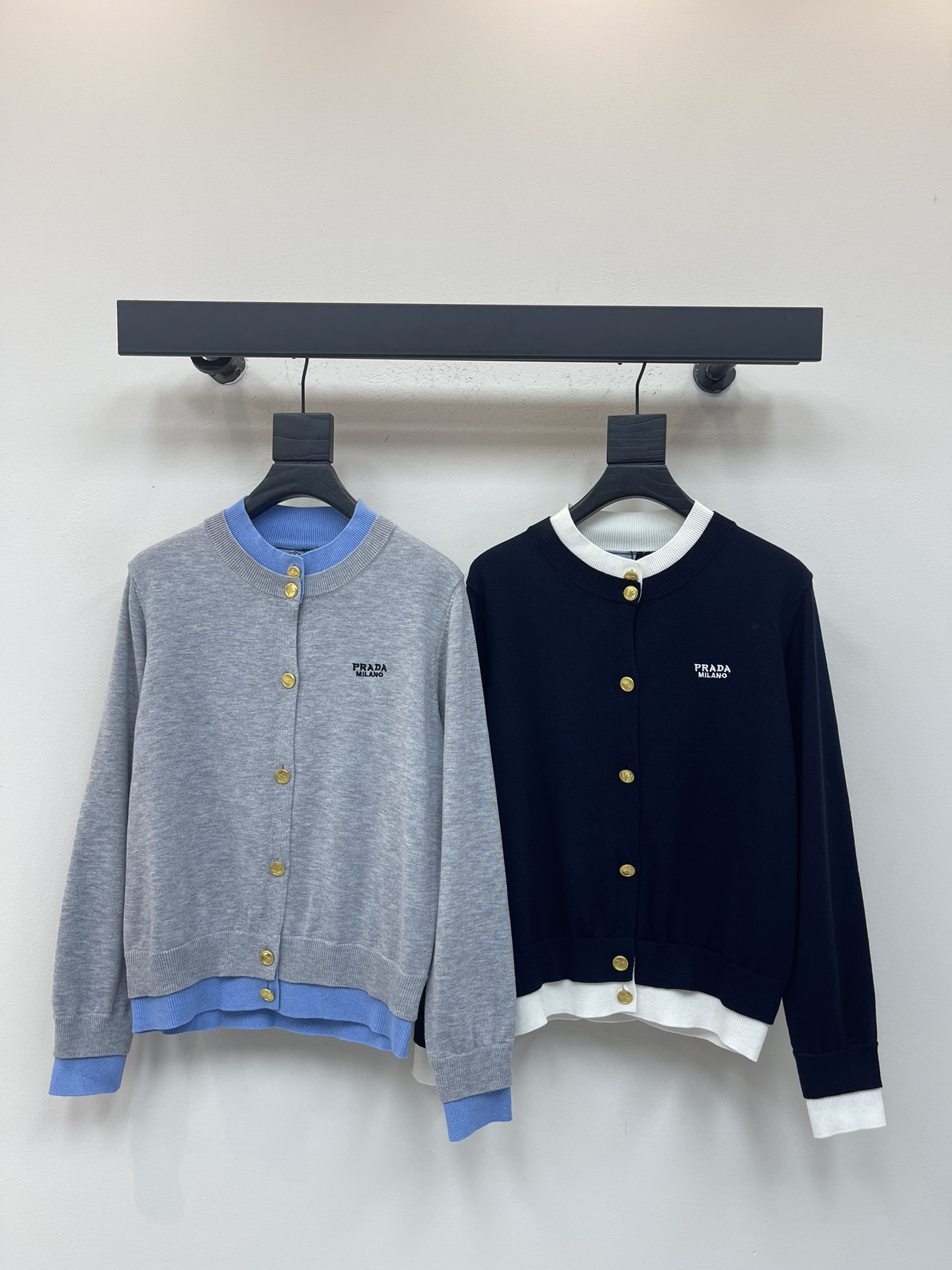 NO:508340,Prad*25 early autumn new contrasting color fake two-piece knitted cardigan!  Custom imported wool knitted material, skin-friendly and comfortable, soft and textured, round-neck knitted cardigan style, the hem is exposed to splicing and contrasting colors, creating a fake two-piece layering effect, warmth and fashionable tone, chest embroidered letter decoration, showing the brand's charm, single-wearing and layering in autumn and winter are very fashionable, and can be easily controlled for daily commuting, full of retro age-reducing style!  SML, prada, alexander wang19860909Prad*25早秋新款撞色假两件针织开衫！定制进口羊毛针织材质 亲肤舒适 柔软有质感 圆领针织开衫版型 衣摆露出拼接撞色 打造假两件叠穿效果 保暖性与时尚调性双重保障 胸前刺绣字母装饰 展现品牌魅力 秋冬单穿叠穿都很时髦 日常通勤都可轻松驾驭 满满的复古减龄风格！SML,,prada,alexander wang,Women's clothing