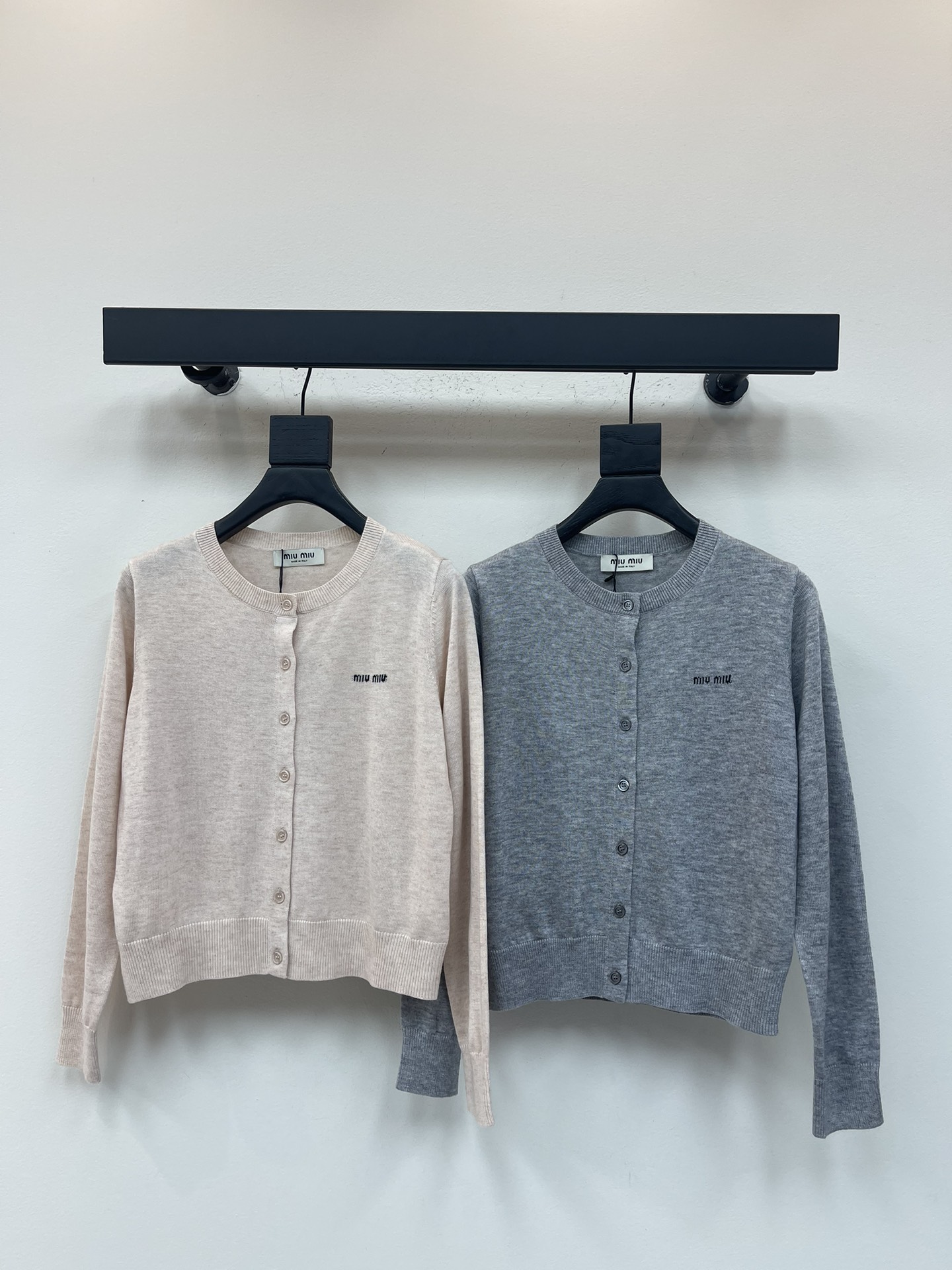 NO:508337,MiuMi*25 early autumn new round-neck knitted cardigan!  Customized wool knitted material, soft and comfortable, round neck long-sleeved cardigan, single row placket embellishment, crochet letter decoration on the chest, highlighting the tone, light and comfortable knitted fabric, skin-friendly and fit the body, showing elegant temperament, regular style, latest temperament color matching, first choice for commuting, date and vacation fashion outfits!  SML, miumiu, alexander wang19860909MiuMi*25早秋新款圆领针织开衫！定制羊毛针织材质 柔软舒适 圆领长袖开衫 单排襟扣点缀 胸前钩花字母装饰 彰显调性 轻薄舒适针织面料 亲肤贴合身形 尽显优雅气质 常规版型 最新气质配色 通勤约会度假时尚穿搭首选！SML,,miumiu,alexander wang,Women's clothing