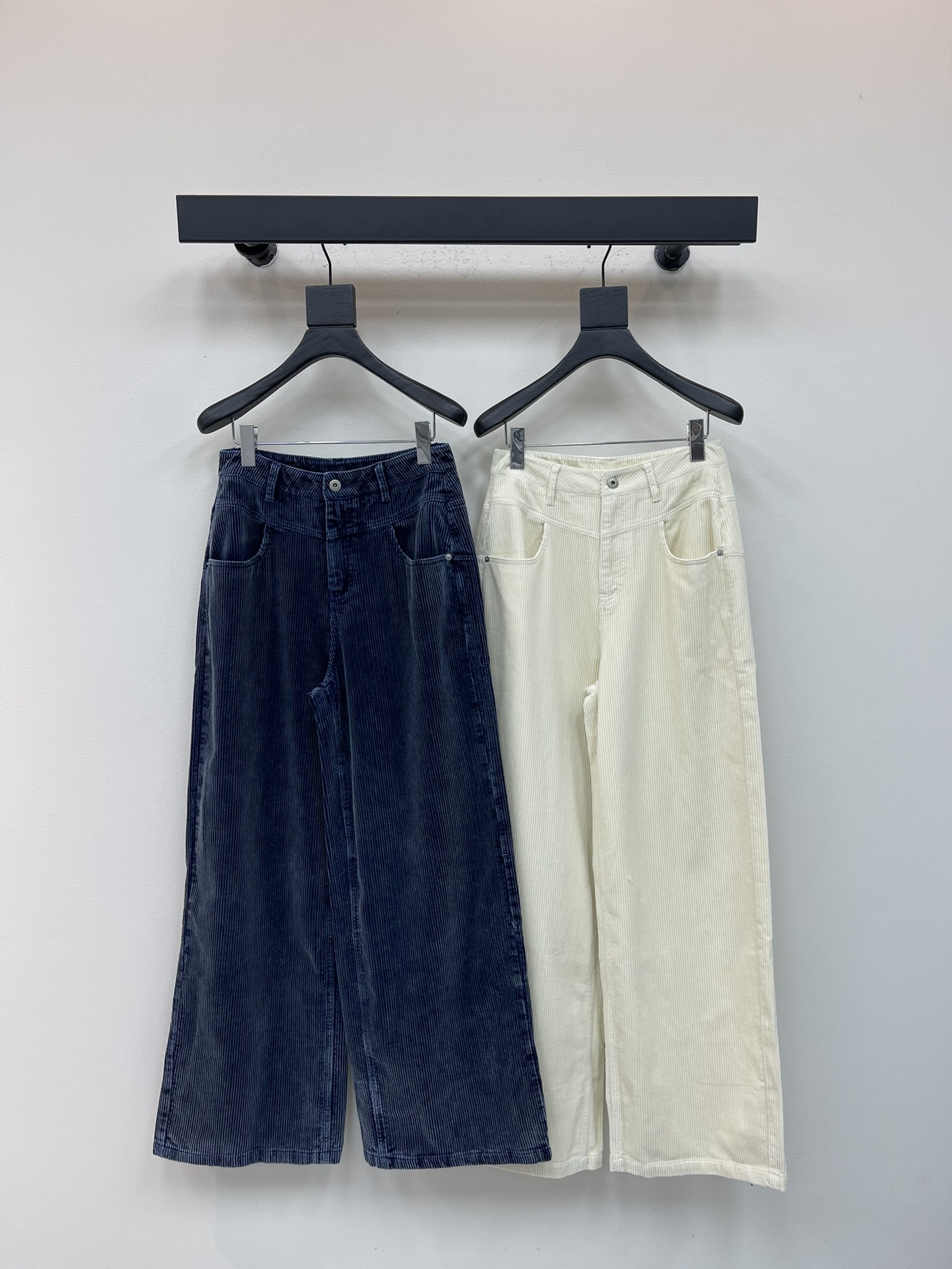 NO:507573,Loew*25 new goddess same corduroy fried colored bag casual pants. This casual pants are made of high-quality fabrics, contrasting silver buttons, a crisp style and personalized design, and exclusive brand accessories are decorated to make you the most unique existence. Whether it is a trendy frontline or daily casual, it can make your matching full of innovation. Create your exclusive style and show your personality. SML, loewe, alexander wang19860909Loew*25新款女神同款灯芯绒炒色插袋休闲裤.这款休闲裤选用优质面料,撞色银色纽扣,挺括的版型与个性的设计相结合,专属品牌配件装饰,让你成为最独特的存在.无论是潮流前线还是日常休闲,它都能让您的搭配充满新意.打造你的专属风格,尽情展现个性.SML,,loewe,alexander wang,Women's clothing