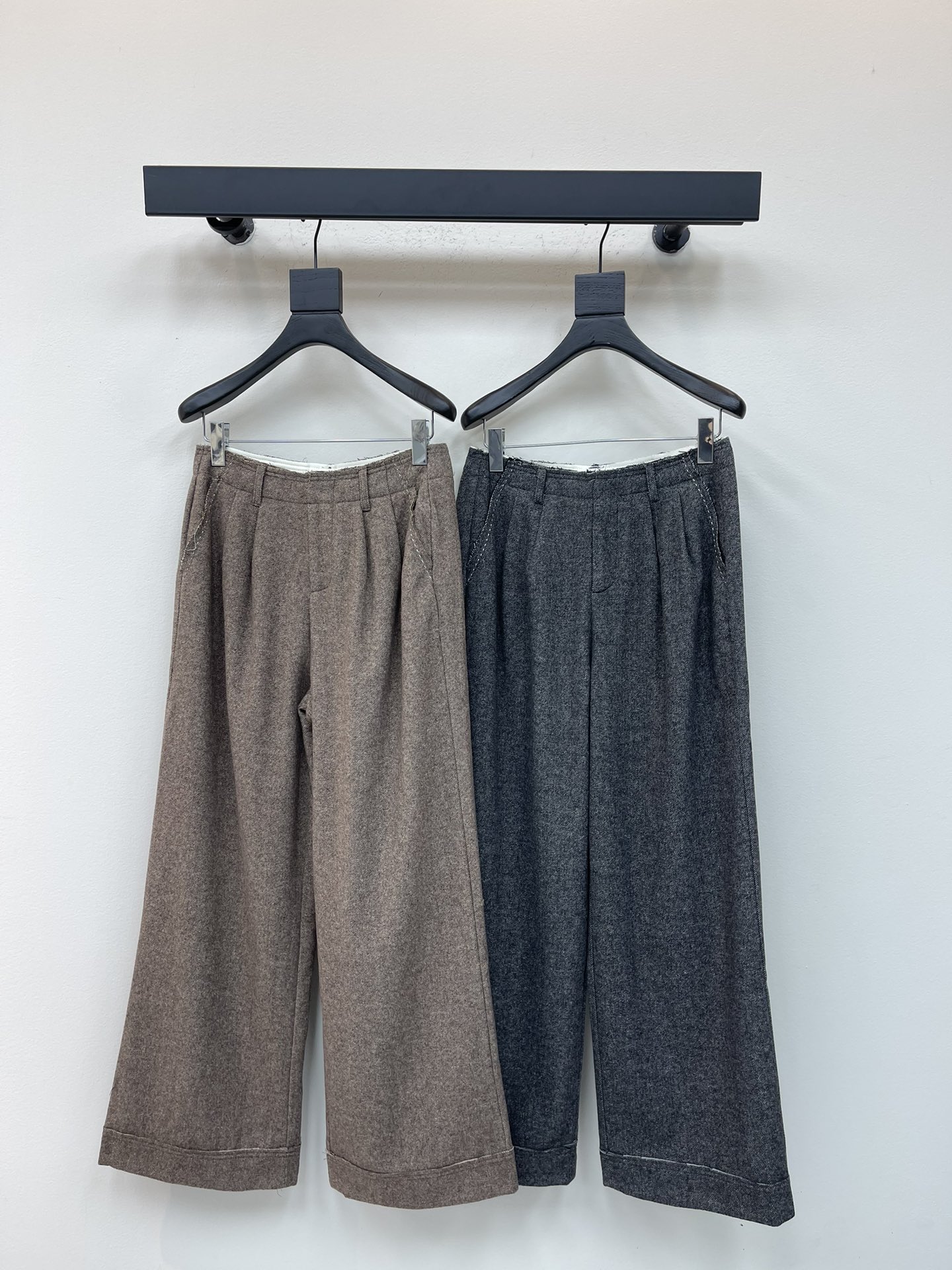 NO:507579,MM6*25 new minimalist wool blend casual pants. High-order fabrics have more comfortable skin-friendly feel, huge and beautiful style. Customized high-quality fabric texture. Versatile items. Casual goddess artifact!  The temperament of a young girl with a younger age is elegant and sweet!  The style is versatile and not picky about others. It is beautiful!  Workmanship quality depends on details SML,masion margiela,alexander wang19860909MM6*25新款极简风羊毛混纺休闲裤 高订面料亲肤感更舒适 版型巨好看 订制高品质面料质感 百搭单品 休闲女神神器！ 减龄少女风气质优雅不失甜美！ 版型百搭不挑人上身美的不要不要的！ 做工品质看细节 SML,,masion margiela,alexander wang,Women's clothing