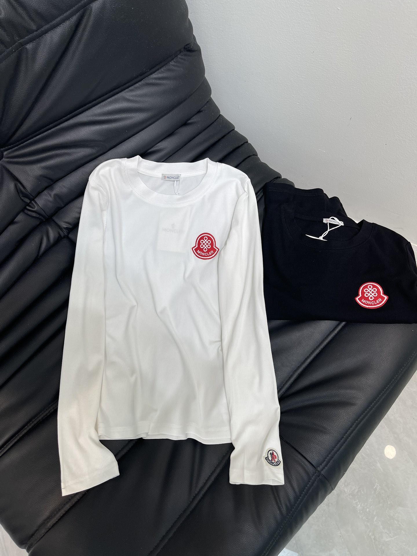 NO:507587,Moncle* 25 autumn and winter new style Zhangzai embroidered high elastic long-sleeved base shirt is an indispensable item for autumn and winter wardrobe. It looks very good whether worn alone or in the inner layer. It shows off your figure. Customized threaded cotton fabric. The fabric comes with elasticity and good elasticity. The upper body is soft and comfortable. Zhangzai embroidery design. The overall thread is flat and delicate. Versatile style. SML, Moncler, alexander wang.19860909Moncle*蒙口25秋冬新款章仔刺绣高弹力长袖打底衫 秋冬衣柜不可缺少的单品 无论单穿还是内搭都很好看 很显身材 定制螺纹棉面料 面料自带弹力 回弹力好 上身柔软舒适 章仔刺绣设计 整体走线平整细腻 百搭款 SML,,Moncler,alexander wang,Women's clothing