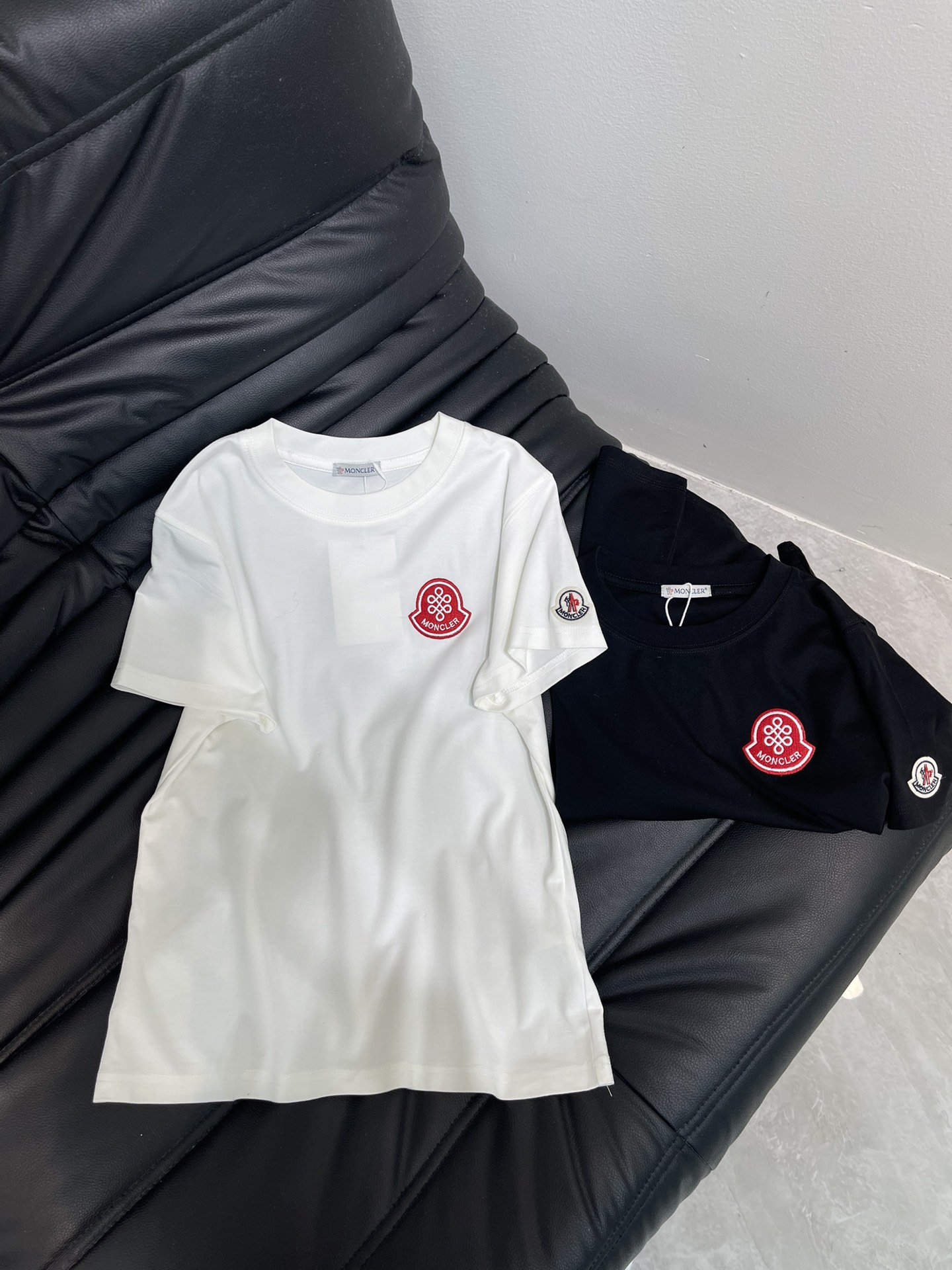 NO:507592,Moncle* 25 new contrasting color seal embroidered short-sleeved T-shirt, imported mercerated cotton fabric, the classic style is versatile and not picky, and the upper body is very beautiful!  SML, Moncler, T-shirt,tees, t-shirt,alexander wang19860909Moncle*蒙口25新款撞色章仔刺绣短袖T恤,进口丝光棉面料,经典版型百搭不挑人,上身非常漂亮！SML,,Moncler,T-shirt,tees，t-shirt,alexander wang,Women's clothing
