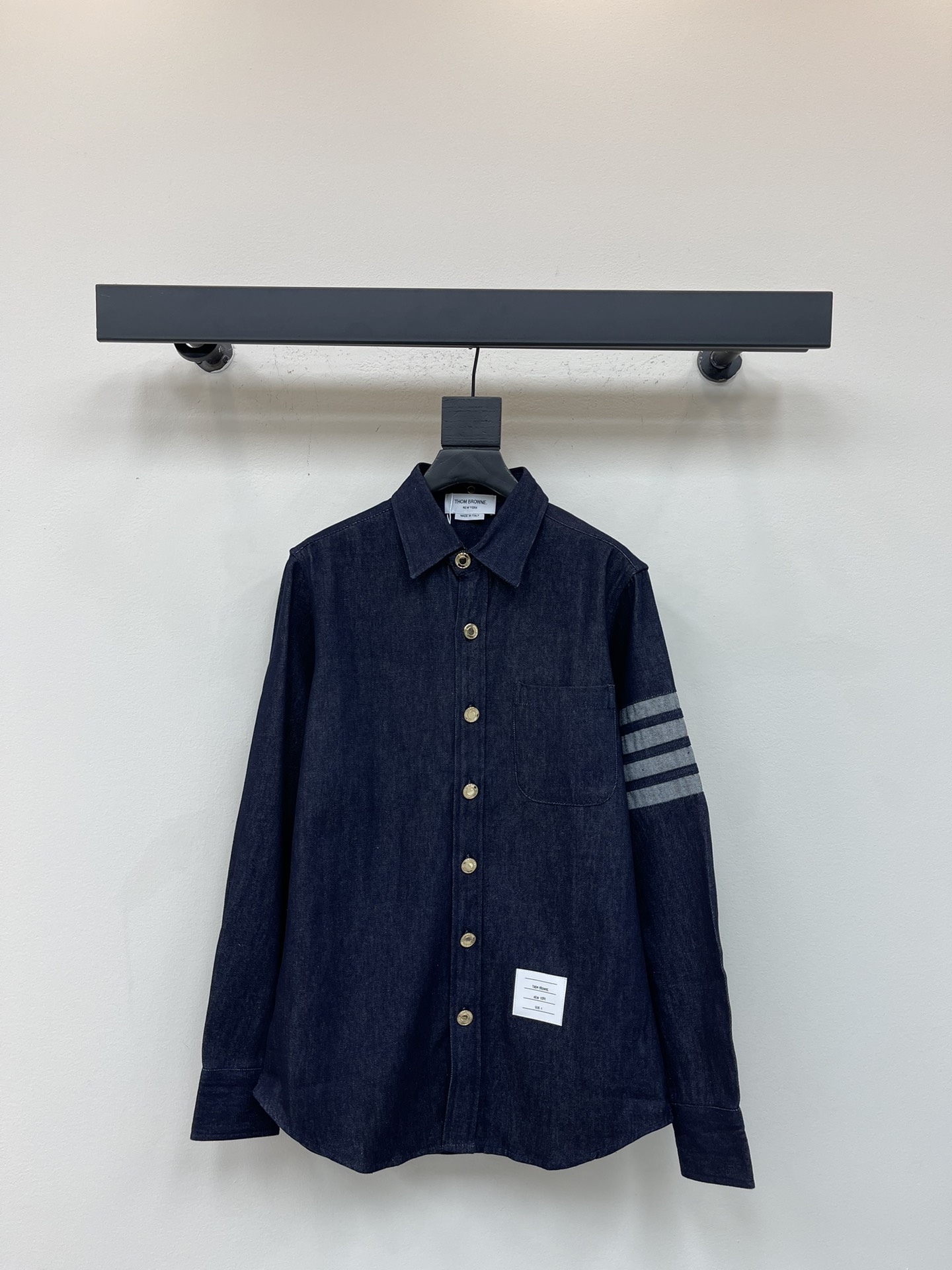 NO:507582,TB* new classic denim four-bar long-sleeved shirt jacket is washed with denim fabric. The four-bar sleeves are made of pull strips to highlight the high-end. The buttons are made of original mold-opening high-end custom logo hardware. Italian standard. The webbing is made of original customized materials. The outside is versatile and casual. The luxury trend in spring and autumn must be recommended!  The same style for men and women!  Color denim blue Size 0/1/2/3/4, Jackets & coats,shirts,alexander wang19860909TB*新款经典牛仔四杠长袖衬衫外套 采用牛仔面料洗水处理 袖子四道杠采用拉条工艺制作凸显高档 扣子采用原版开模高级定制logo五金 意大利产标 织带采用原版定制材料 外穿百搭休闲 春秋季奢潮必推！男女同款！ 颜色牛仔蓝 尺码0/1/2/3/4,,jackets & coats,shirts,alexander wang,Women's clothing