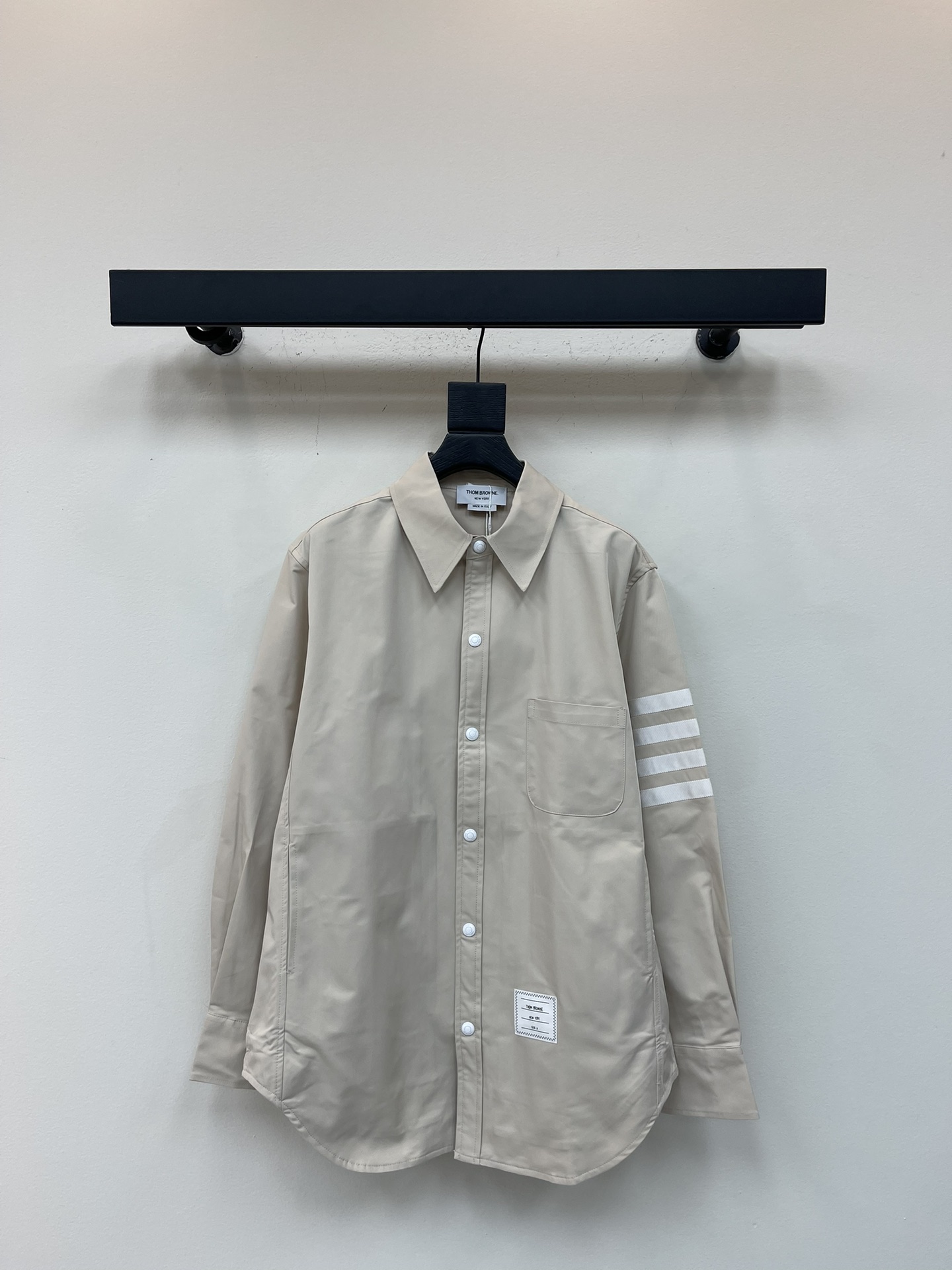 NO:507577,TB nylon jacket shirt white four-bar high-version heavy industry shirt jacket. The fabric is made of nylon thick fabric waterproof custom fabric. The buttons are made of TB letter logo custom hardware buckles. The webbing is made of TB genuine board custom 2.5cm webbing. High-end and atmospheric and high-end. The inner edge is covered with artificial sewing. The TB mark and square mark are sewn with imported herringbone. The outside is versatile and casual. The luxury trend must be recommended in spring and autumn!  The same style for men and women!  Color khaki/navy size 1/2/3/4,,jackets & coats,jackets & coats,shirts,alexander wang19860909TB尼龙夹克衬衫白色四道杠高版本重工衬衣外套 面料采用尼龙厚面料防水定制面料 扣子采用TB字母logo定制五金四合扣 织带采用TB正品打板定制2.5cm织带 高端大气上档次 内里包边全人工车缝 TB标以及方块码标采用进口人字车缝制 外穿百搭休闲 春秋季奢潮必推！男女同款！ 颜色卡其色/藏青色 尺码1/2/3/4,,jackets & coats,jackets & coats,shirts,alexander wang,Women's clothing