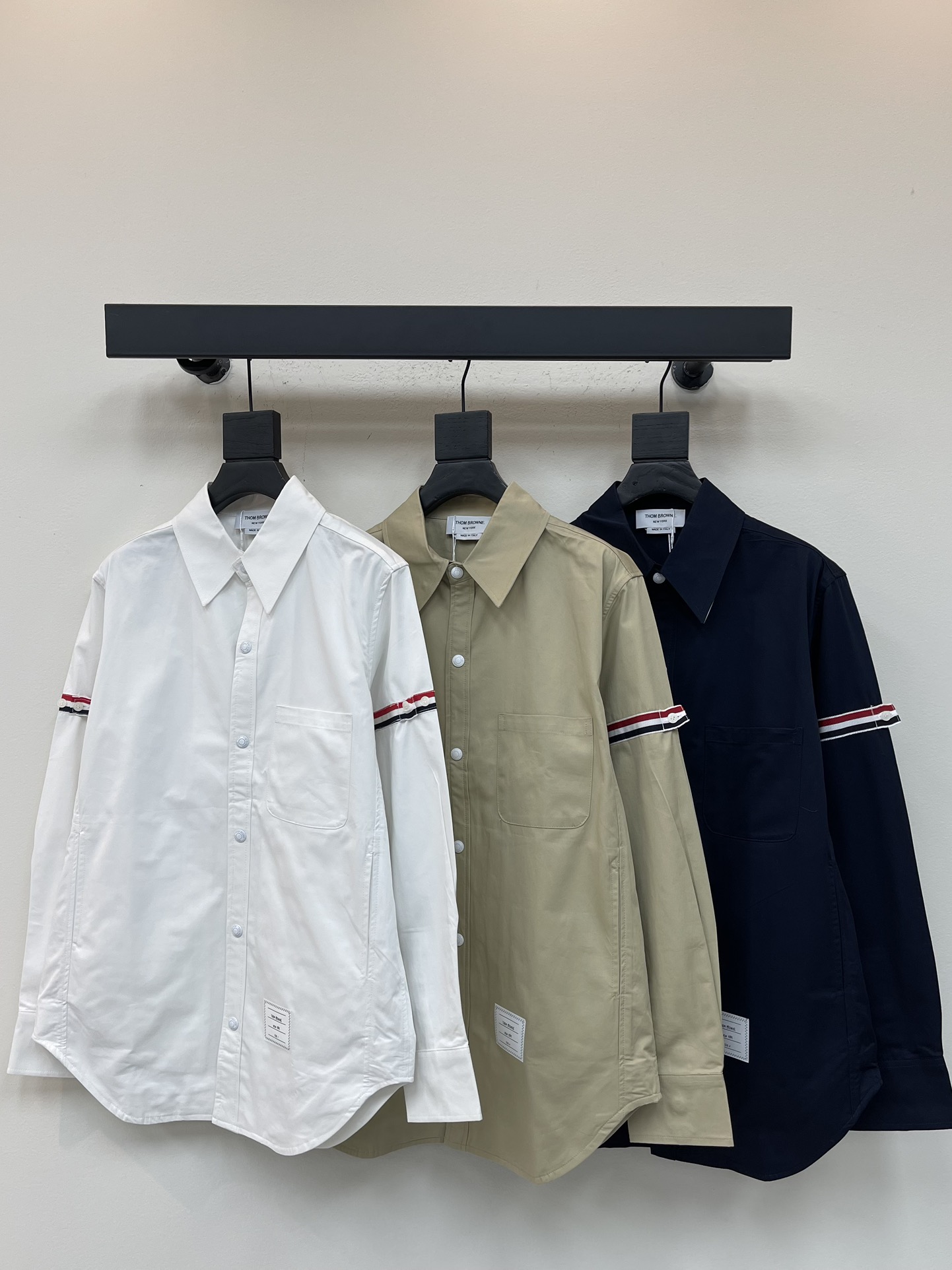 NO:507572,TB* new double-sleeved colored webbing lapel jacket shirt. The fabric is made of pure cotton twill fabric. The buttons are customized with TB letter logo. The webbing is made of TB genuine board-made 2.5cm webbing. High-end, atmospheric and high-end. The inner edge is covered with all manual sewing. The TB mark and square mark are sewn with imported herringbone!  Outdoor wear is versatile and casual, and the luxury trend in spring and autumn must be recommended!  The same style for men and women!  Color white/khaki/navy size 1/2/3/4,,jackets & coats,shirts,alexander wang19860909TB*新款双袖彩色织带翻领夹克衬衫 面料采用纯棉斜纹面料 扣子采用TB字母logo定制五金四合扣  织带采用TB正品打板定制2.5cm织带  高端大气上档次 内里包边全人工车缝  TB标以及方块码标采用进口人字车缝制！ 外穿百搭休闲 春秋季奢潮必推！男女同款！ 颜色白色/卡其/藏青 尺码1/2/3/4,,jackets & coats,shirts,alexander wang,Women's clothing