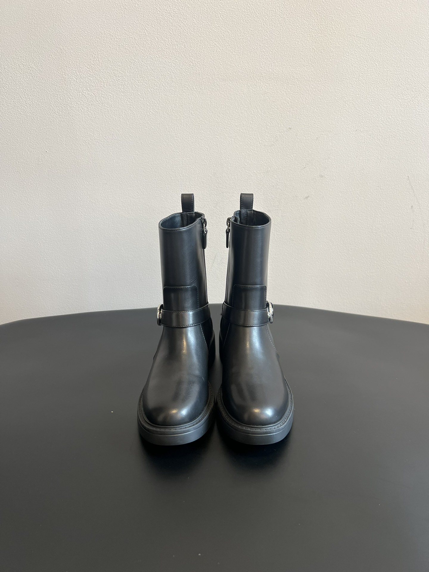 NO:496331,Purchase grade SW 25ss retro modern boots The belt design with metal buckle on the shoe body adds punk and retro style elements; it is equipped with side zippers, which are easy to put on and off; it uses thick heels to enhance height while ensuring walking stability, and the style tends to combine retro motorcycle style and casual style. It is matched with khaki or brown skirts and A-line skirts, and tops are matched with sweaters or sweaters of the same color to create a retro and gentle autumn and winter outfit; it can also be matched with black leggings, and choose a gray coat on the top to show a style that coexists with retro and high-end. Uppers with cow velvet/cowhide inner sheepskin Outsole IP foaming sole Size35-40 (40 custom-made without return or exchange), boots, stuart  Weitzman, boots, skirts, sweaters, cowhide, sheepskin19860909代购级 SW 25ss复古摩登短靴 鞋身带有金属扣饰的皮带设计,增添了朋克与复古的风格元素；配备侧边拉链,穿脱方便；采用厚底粗跟,在提升身高的同时,保证了行走的稳定性,风格偏向于复古机车风与休闲风的结合. 与卡其色或棕色系的半身裙、A字裙搭配,上衣搭配同色系的毛衣或针织衫,营造复古温柔的秋冬穿搭；也可与黑色紧身裤搭配,上衣选择灰色大衣,展现复古与高级感并存的风格. 鞋面牛反绒/牛皮 内里羊皮 大底IP发泡大底 Size35-40（40定制不退换）,靴子,stuart weitzman,boots,skirts,sweaters,cowhide,sheepskin,Women's Shoes