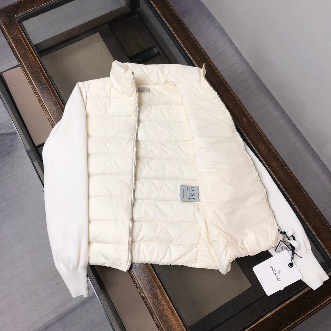 羽绒 ——————💙女款 Moncler/蒙*针织羽绒拼接立领薄款羽绒服!拼接处采用90白鸭绒➕羊毛混纺