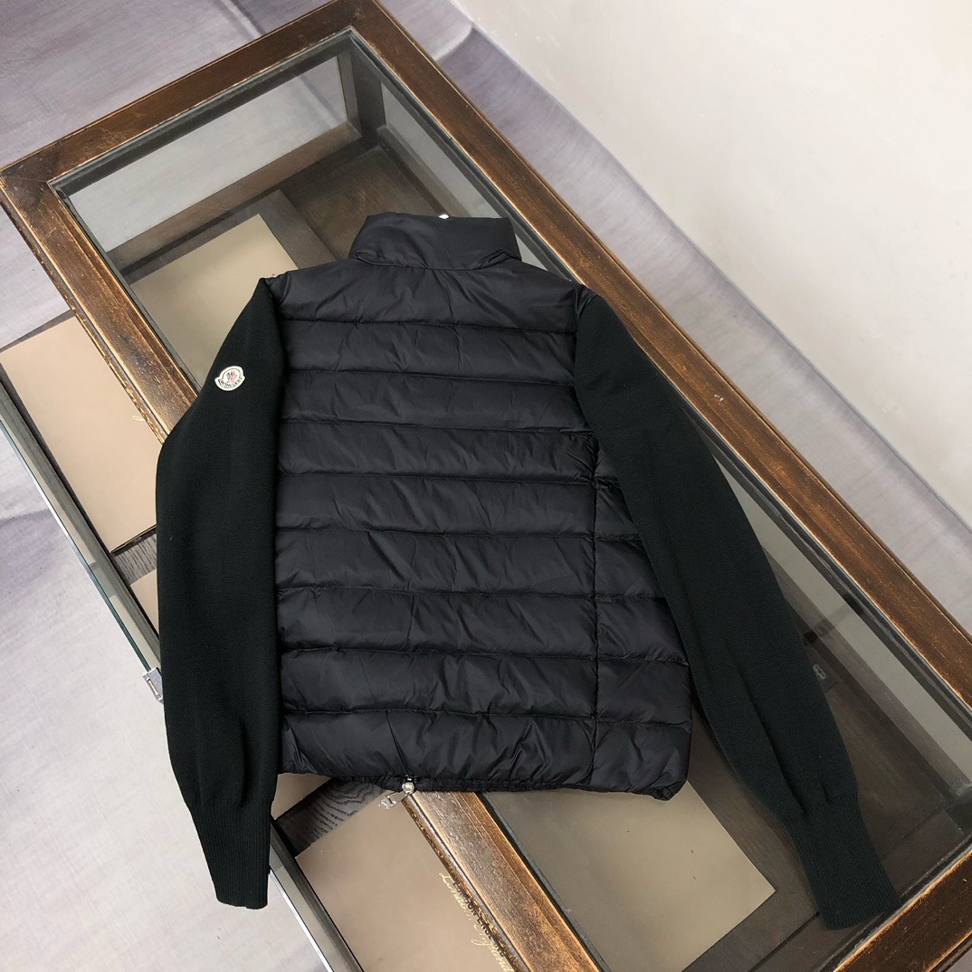 羽绒 ——————💙女款 Moncler/蒙*针织羽绒拼接立领薄款羽绒服!拼接处采用90白鸭绒➕羊毛混纺
