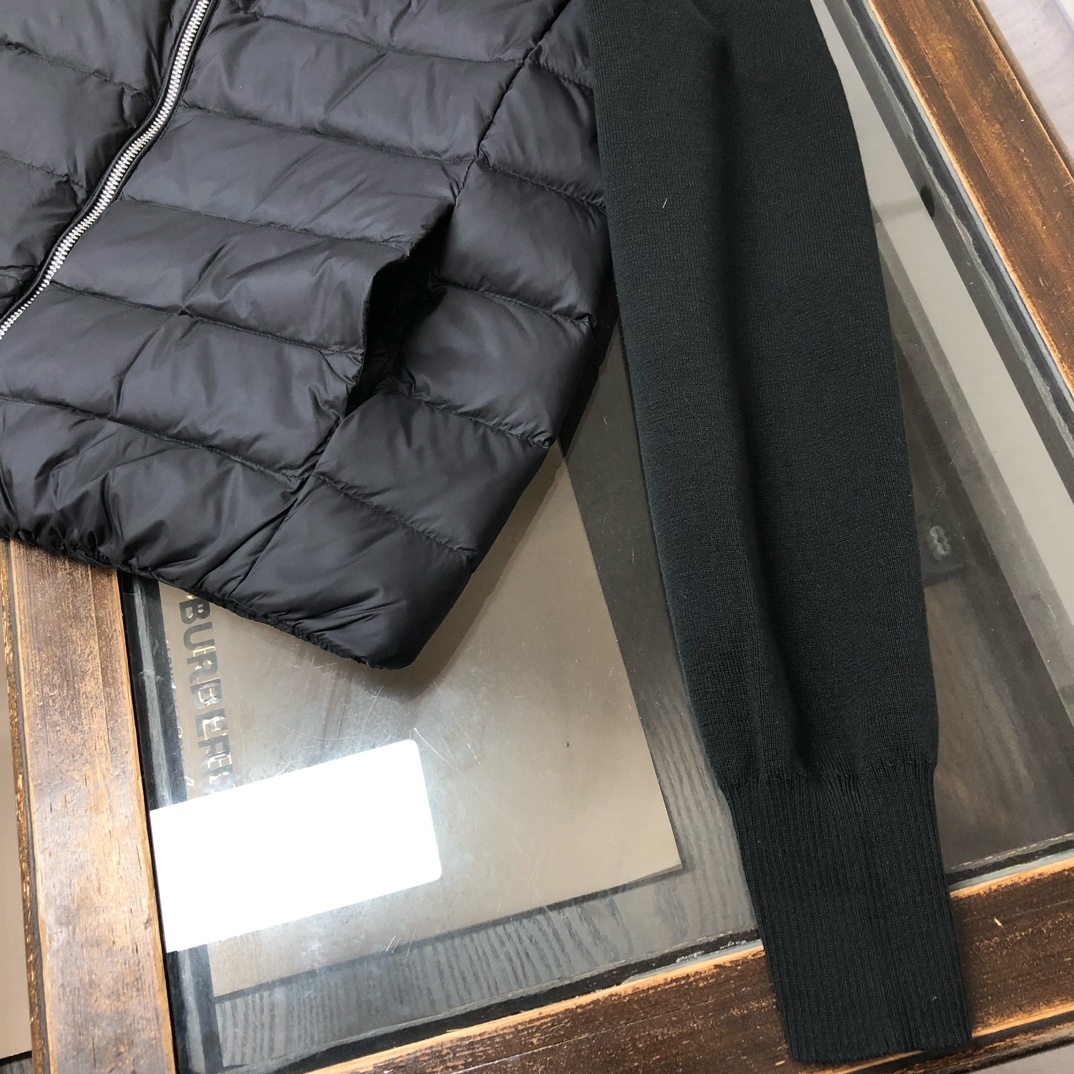 羽绒 ——————💙女款 Moncler/蒙*针织羽绒拼接立领薄款羽绒服!拼接处采用90白鸭绒➕羊毛混纺