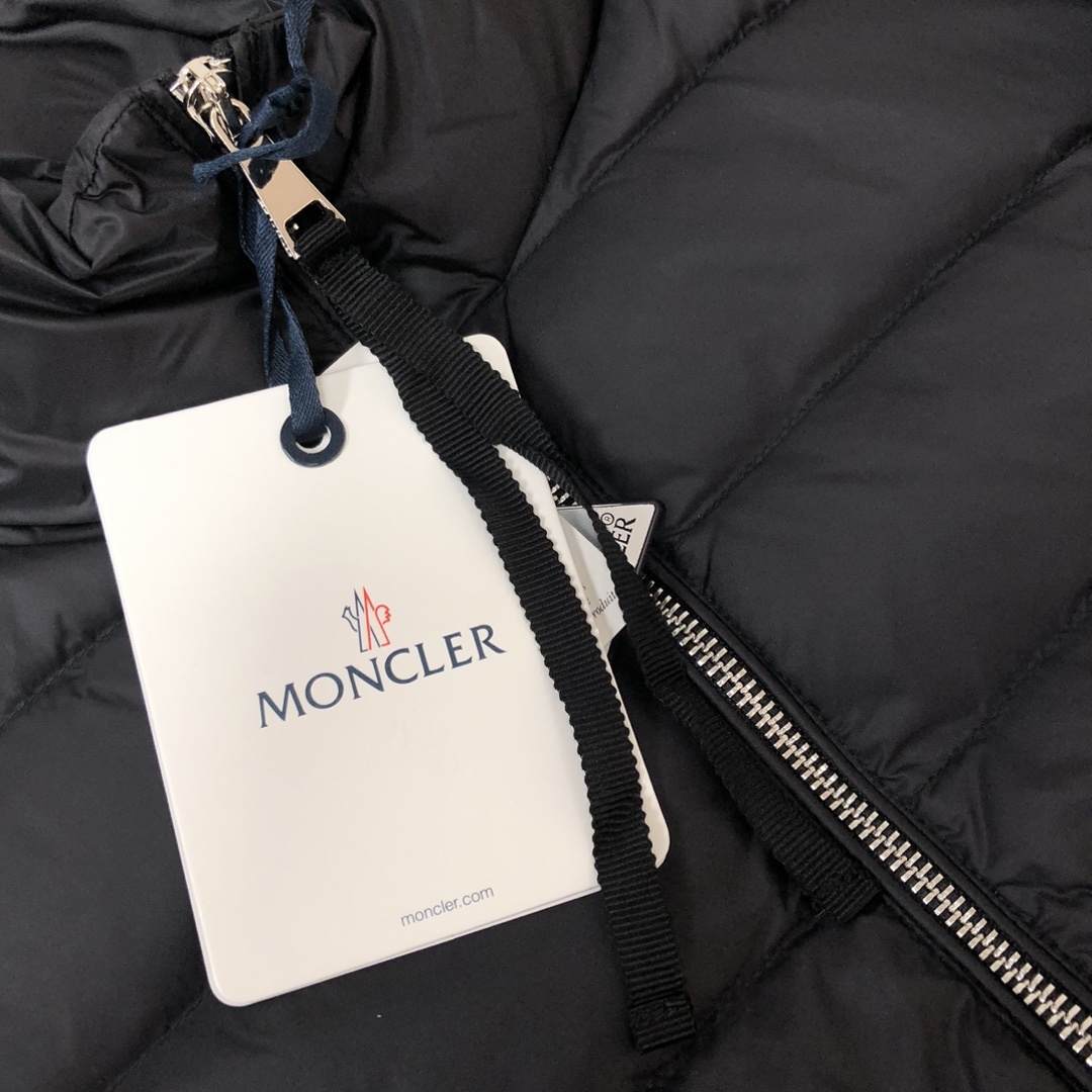 羽绒 ——————💙女款 Moncler/蒙*针织羽绒拼接立领薄款羽绒服!拼接处采用90白鸭绒➕羊毛混纺