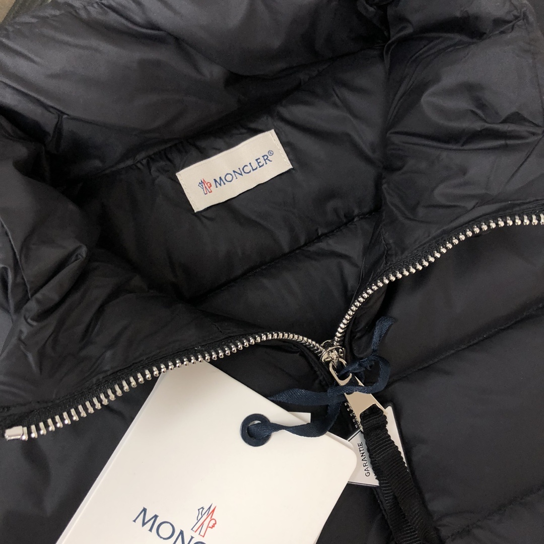 羽绒 ——————💙女款 Moncler/蒙*针织羽绒拼接立领薄款羽绒服!拼接处采用90白鸭绒➕羊毛混纺