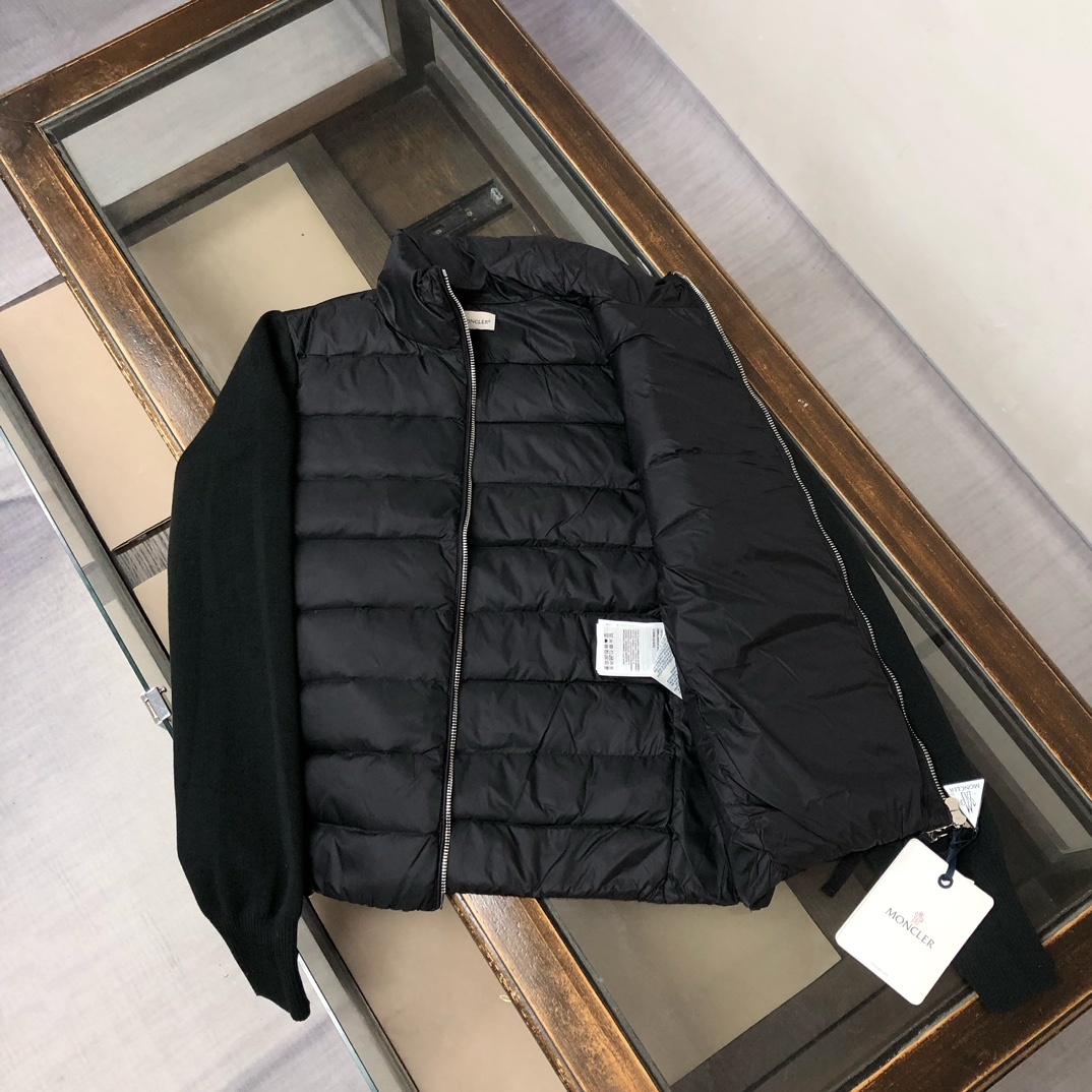 羽绒 ——————💙女款 Moncler/蒙*针织羽绒拼接立领薄款羽绒服!拼接处采用90白鸭绒➕羊毛混纺