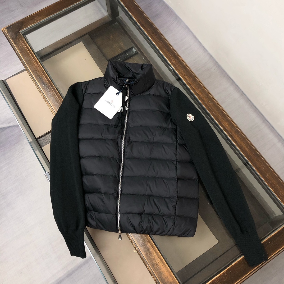 羽绒 ——————💙女款 Moncler/蒙*针织羽绒拼接立领薄款羽绒服!拼接处采用90白鸭绒➕羊毛混纺