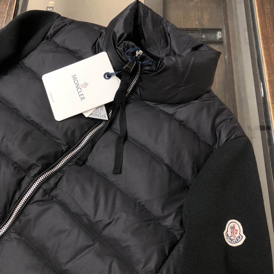 羽绒 ——————💙女款 Moncler/蒙*针织羽绒拼接立领薄款羽绒服!拼接处采用90白鸭绒➕羊毛混纺