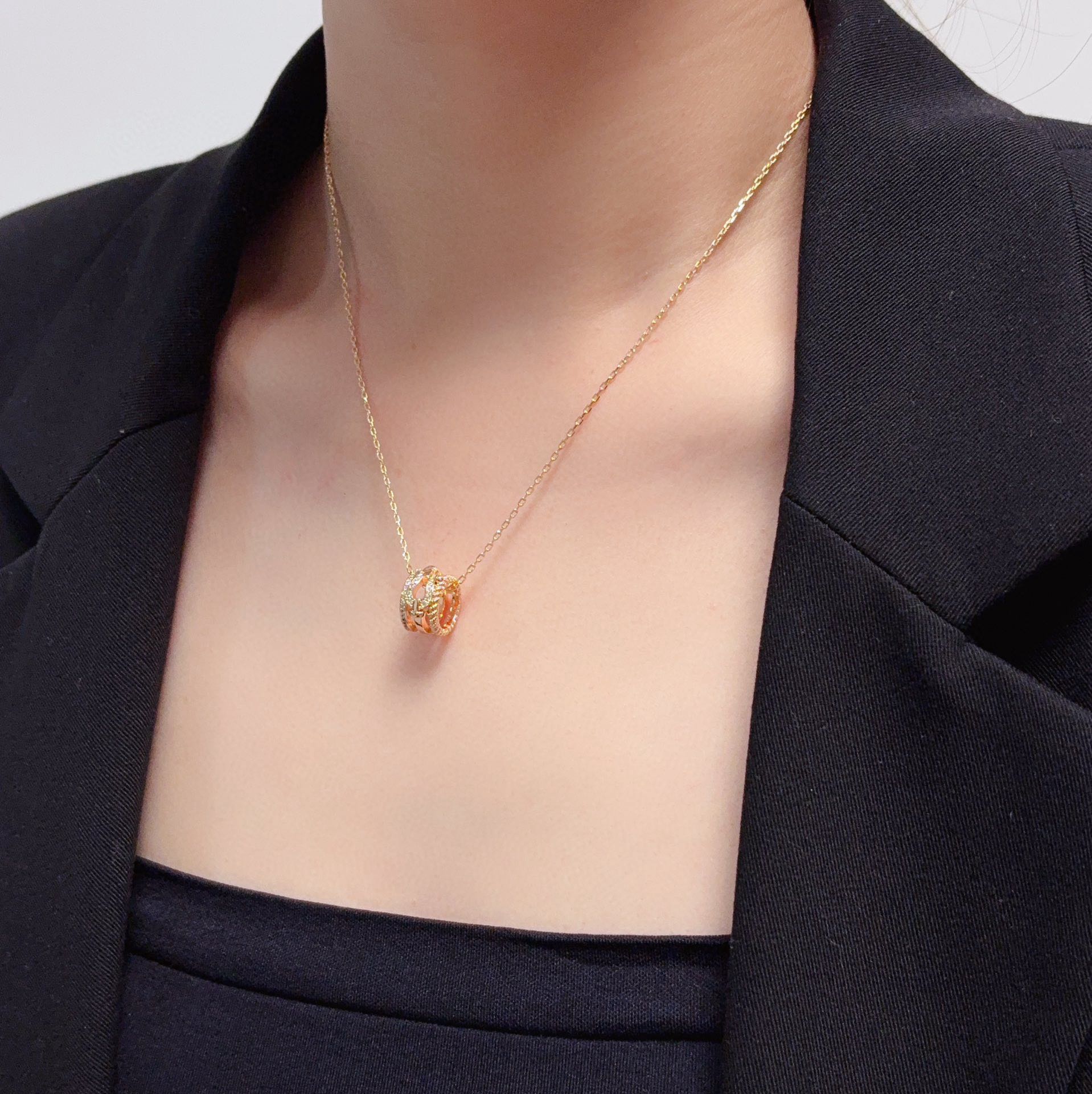 NO:387194,New product releases hot wire Fred Fred full-diamond small horseshoe buckle three-in-one ring pendant neutral high-quality twist necklace big brand fashion exquisite FORCE series necklace high-end customization ~ Yajin micro electroplating 18k gold craft Seiko horseshoe buckle necklace!  The upper body effect is very versatile. Internet celebrity experts. A must-have item for fashion. Rose gold and silver buttons are the same for couples. Elegant accessories, necklace, ring19860909新品发布火爆钢丝费雷德 Fred斐登满钻小马蹄扣三合一戒指吊坠中性款高品质麻花项链大牌 时尚 精致FORCE 系列项链高端定制～亚金微电镀18k金工艺 精工马蹄扣头项链！上身效果非常百搭 网红达人 时尚一族必备单品 玫瑰金、银色扣头男女同款情侣款,饰品精品,necklace,ring,Jewelry