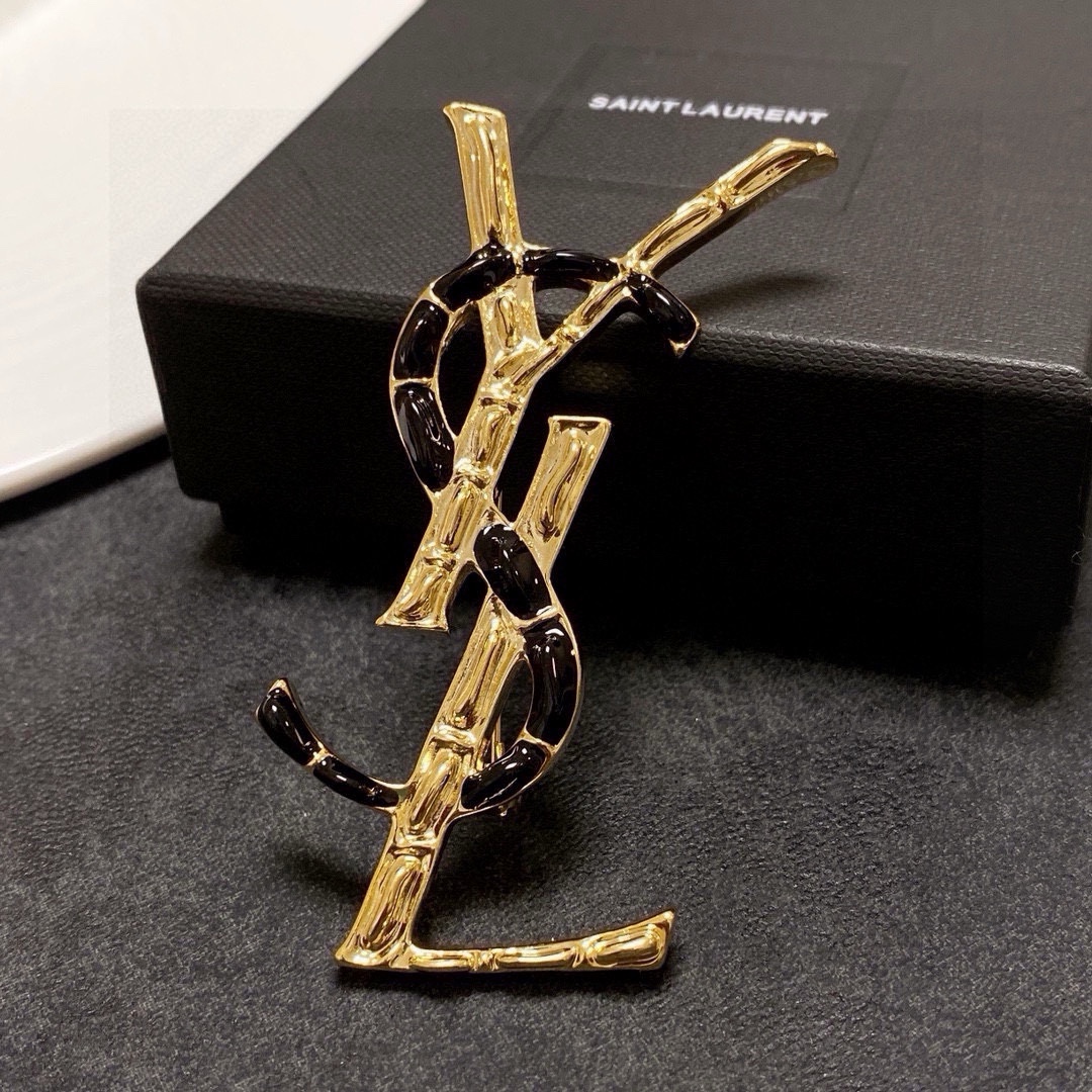 NO:387210,The new style of the YSL Saint Laurent counter is the jewelry that understands women the most. Women who devote all their efforts to be themselves often cherish the meaning of the brooch more. The Saint Laurent pins the brooch on the hat and tells the fashionable ladies who imitate her [the brooch is very practical. It can be pinned on the suit collar, pocket, hat, belt or evening dress. The jewelry is fine, saint laurent, saint laurent, business suit, brooch, breastpin, hats19860909YSL圣罗兰专柜新款同步上新胸针,是最懂女人的饰物.那些倾注了全部心血去做自己的女人,往往更珍惜胸针的意义.圣罗兰女士把胸针别在帽子上,并告诉那些模仿她的时髦女士们[胸针可是非常实用,它可以别在西装领上、口袋上、帽子上、腰带上或者是晚礼服上,饰品精品,saint laurent,saint laurent,business suit,brooch，breastpin,hats,Jewelry