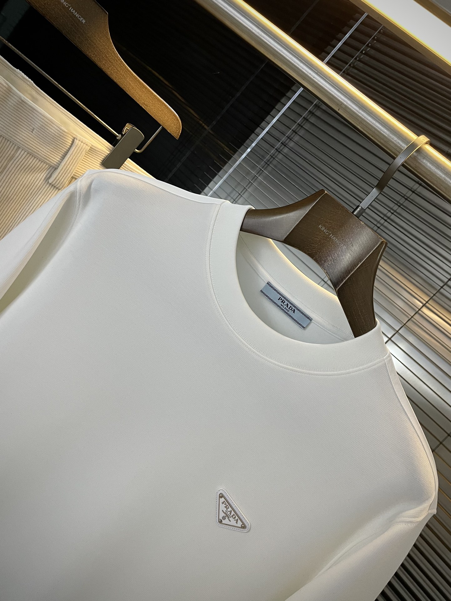 P 251 ♠️ PRAD（普拉） 2025秋季新款，专柜最新卫衣 原版版型上身休闲百搭、随性慵懒范，定制原版双面天丝面料，舒适感爆棚。高端大气，秋天的味道有没有，首选 。码数 M-3XL 代购级别……