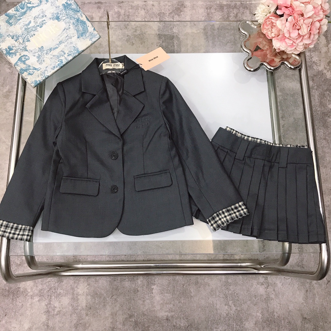 NO:579125,[Available in stock] MIUMIU girls' skirt [spliced ​​plaid suit jacket and pleated short skirt] everted V-neck placket, buttonhole button on the placket, three-dimensional burnt MIU embroidery logo on the left chest, matched with pleated skirt of the same series, plaid pattern stitching on the waist to create ~ the fabric is super soft and delicate, and feels great!  Matching the whole upper body, it has a high-end temperament. High version quality. Simple and elegant style. The upper body is very good-looking. The shape is awesome. The color is navy blue. Gray size--120-130-140-150 [CM]. Counter packaging 10, clothes, miumiu, skirts, jackets & coats, business suit,19860909【现货发】  MIUMIU 女童套裙【拼接格纹西装小外套百褶短裙】外翻V字领开门襟,门襟锁眼钉扣搭配左胸胸口立体烧花MIU刺绣logo 搭配同系百褶裙 腰部格子纹拼接打造～面料超级柔软细腻,手感超好！搭配整套上身气质高级感十足高版本质量 简单大方款式 上身非常好看 版型超赞 颜色藏蓝色 灰色 size--120-130-140-150【CM】  专柜包装10,衣服,miumiu,skirts,jackets & coats,business suit,,Children's