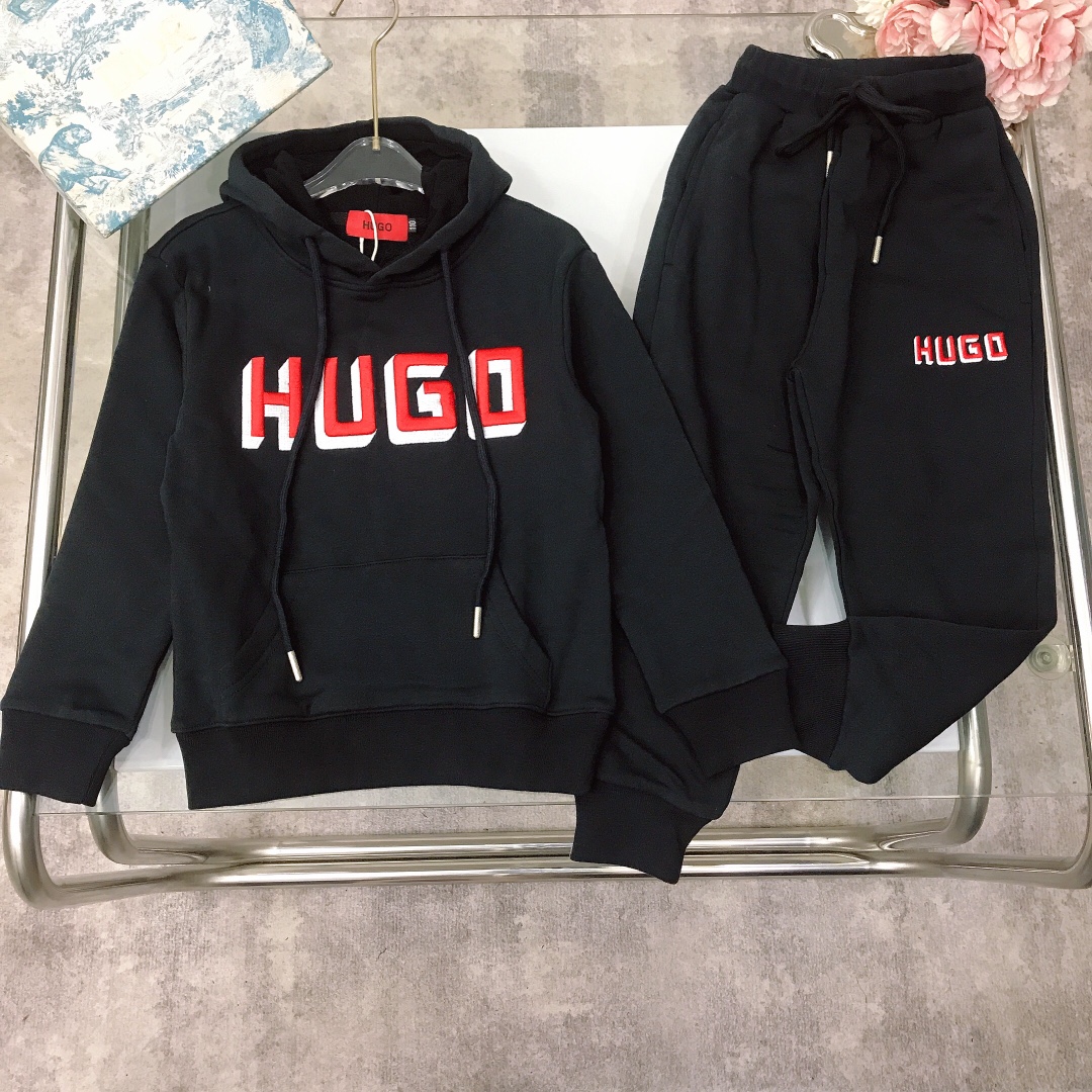 NO:579154,[Ready stock] HUG* suit [hooded sweatshirt and trousers] Exquisite embroidered logo on the chest. High-end and fashionable style ~ matched with terry sweatshirt and trousers of the same fabric series. Made of 320g terry cotton fabric. Soft and comfortable, simple and fashionable. Craftsmanship superimposed. Visible high quality. Super stylish and good-looking. Color black size--130-140-150-160  Complete package of 10, clothes, hoodie, sweatshirts, hats,19860909【现货发】   HUG* 套装【连帽卫衣长裤】精致胸前刺绣logo标 高级时髦款～搭配同面料系列毛圈卫衣长裤 采用克重320g毛圈纯棉面料材质制作 柔软舒适 简约时尚 工艺叠加 看得见的高品质 超级有型又好看 颜色黑色 size--130-140-150-160 全套包装10,衣服,hoodie,sweatshirts,hats,,Children's
