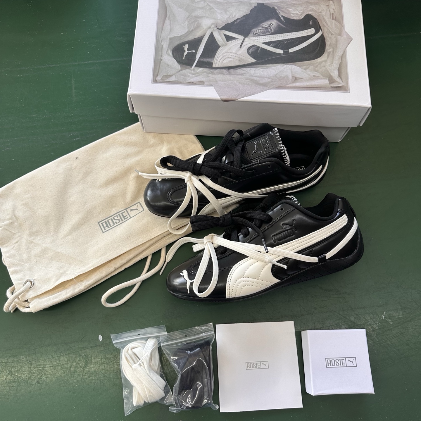 图片[7]-【CS版本】Rose x Puma Speedcat 联名款 极速赛车系列彪马低帮生活休闲鞋 404391-01  市场第一梯队品质 顶级头层皮料 顶尖完美复刻公司货版本 组合大底 亮黑磨砂皮 正确鞋舌Puma Logo 正确鞋垫Puma Logo 正确刺绣Logo 正确加厚五花海玻璃鞋垫 以及全套配件 原厂数据一比一大底 橡胶加切片组合底❗️ 原装档案原数据纸版楦型 防尘袋 配件齐全 二次成型\’猛帮\’成型工艺制作 细节如图所示  尺码：35 36 37 37.5 38 38.5 39 40 40.5 41 42 42.5 43 43.5 44.5 45-选品中心