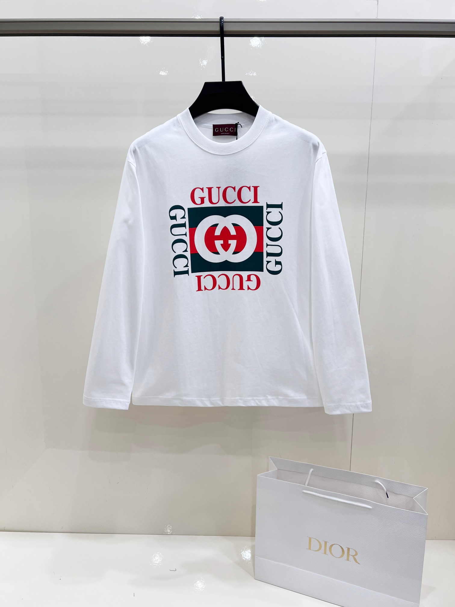 NO:550070,GUCCI Square Double G long-sleeved T-shirt~ White classic style Made in Italy Selected long-staple cotton yarn 260g worsted high-count heavyweight custom-woven fabric High-temperature washing and shaping before cutting The finished product is washed softly Wearing feels skin-friendly cotton soft Natural drape Counter sync Slightly dropped shoulders loose version Can be salty or sweet Suitable for both men and women Super versatile, original original standard~ Sizes XS-XL XS size shoulder width 48, bust 100  Length 68, size S, shoulder width 50, bust 104, length 70, size M, shoulder width 52, bust 108, length 72, size L, shoulder width 54, bust 112, length 74, size XL, shoulder width 56, bust 116, length 76, gucci, gucci, tees, t-shirt, alexander wang19860909GUCCI古驰 方块双G长袖T恤～ 白色经典款 意大利制造 甄选长绒棉纱 260g精纺高支重磅定织面料 裁前高温洗水定型 成品再洗柔 穿着感受亲肤棉柔 垂感自然 专柜同步 微落肩宽松版型 可盐可甜 男女皆宜 超百搭,原版原标～ 尺码 XS-XL XS码肩宽48 胸围100 衣长68 S码肩宽50 胸围104 衣长70 M码肩宽52 胸围108 衣长72 L码肩宽54 胸围112 衣长74 XL码肩宽56 胸围116 衣长76,,gucci,gucci,tees，t-shirt,alexander wang,Men's clothing