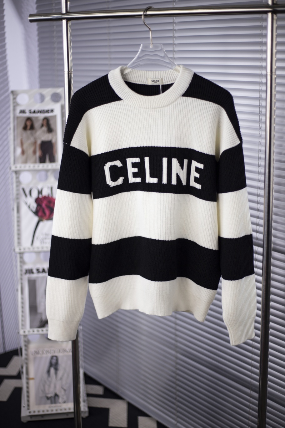 P220



T101#CELINE黑白条针织毛衣。采用了黑白条纹撞色设计，视觉冲击力强，前面做字母提花。面料质感柔软。上身非常舒适，男女同款。
颜色:图片色
码数：XS.S.M.L