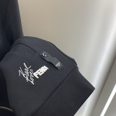 P Fendi 芬迪 25年最新款开衫套装最新最顶级经典老佛爷重工排列立领经典图案潮流休闲开衫套装,最顶 P Fendi 芬迪 25年最新款开衫套装最新最顶级经典老佛爷重工排列立领经典图案潮流休闲开衫套装,最顶
