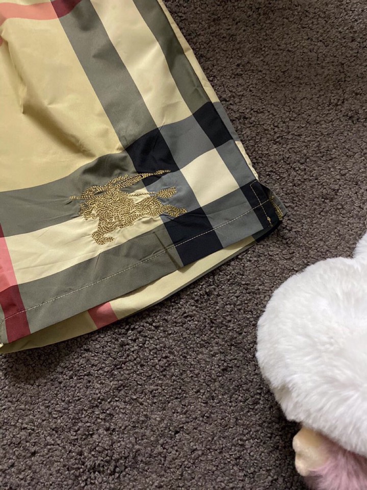 Burberry巴宝莉春夏SS 新款卡其超大格纹战马骑士刺绣 防晒短裤🔥❤️\n原版级定制经典配色超大格