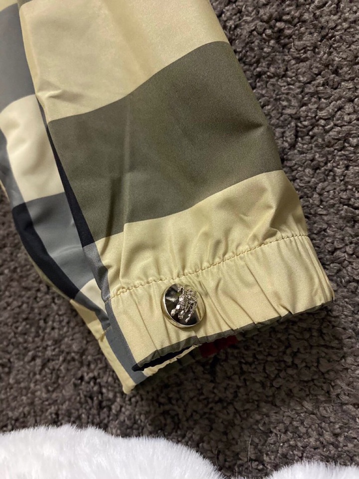 Burberry巴宝莉春夏/🆕原版级🆕新款卡其超大格纹战马骑士刺绣 防晒连帽夹克外套🔥❤️\n原版级定制