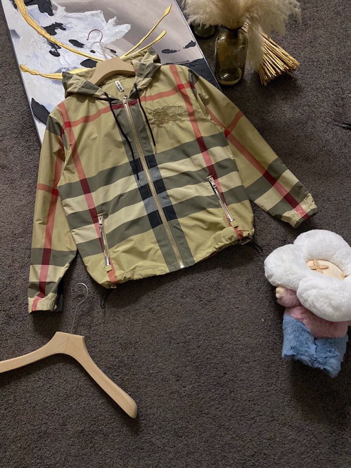 Burberry巴宝莉春夏/🆕原版级🆕新款卡其超大格纹战马骑士刺绣 防晒连帽夹克外套🔥❤️\n原版级定制