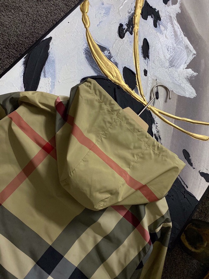 Burberry巴宝莉春夏/🆕原版级🆕新款卡其超大格纹战马骑士刺绣 防晒连帽夹克外套🔥❤️\n原版级定制