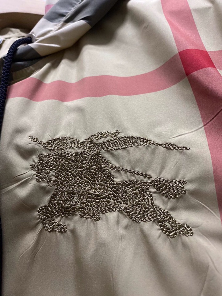 Burberry巴宝莉春夏/🆕原版级🆕新款卡其超大格纹战马骑士刺绣 防晒连帽夹克外套🔥❤️\n原版级定制