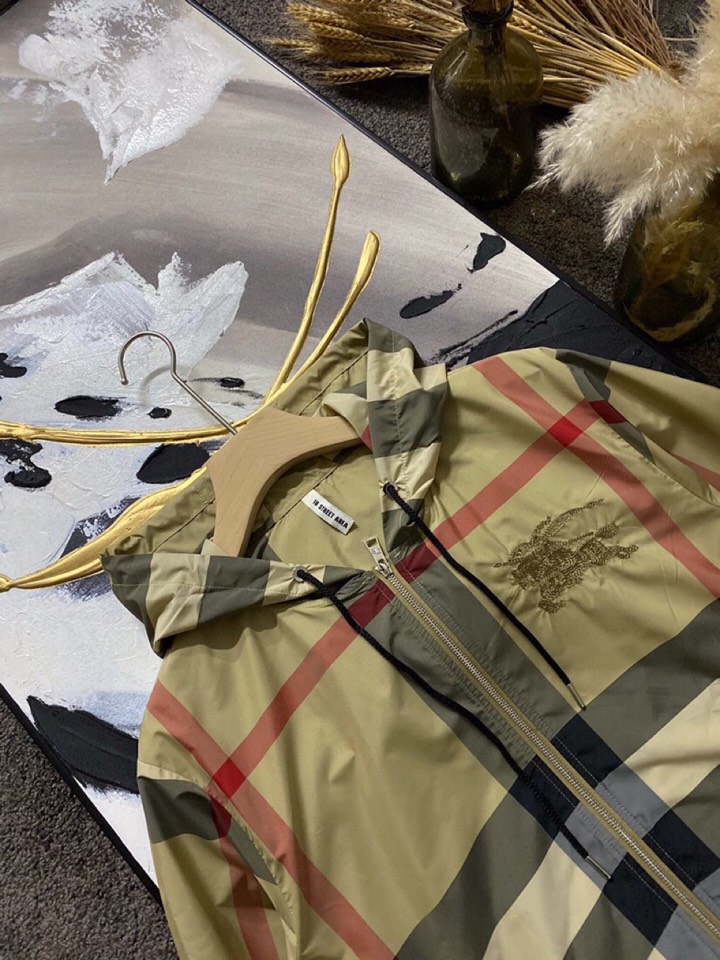 Burberry巴宝莉春夏/🆕原版级🆕新款卡其超大格纹战马骑士刺绣 防晒连帽夹克外套🔥❤️\n原版级定制