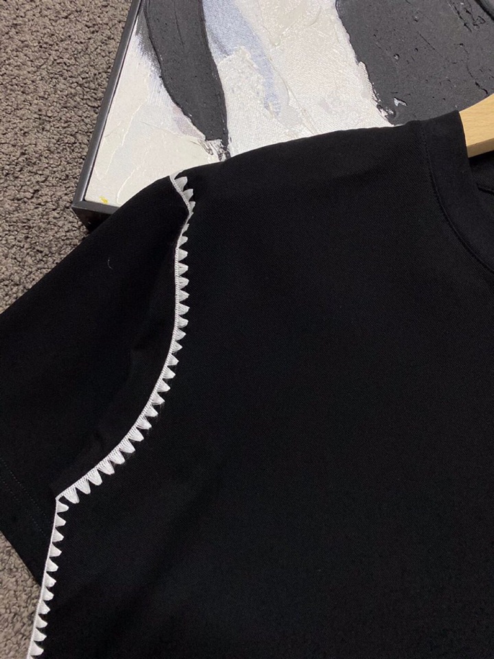 LOEWE 罗意威春夏网红爆款，钩花边短袖圆领T恤，专属定制奢品丝光珠地面料，爽滑舒适有型，手感超一流，