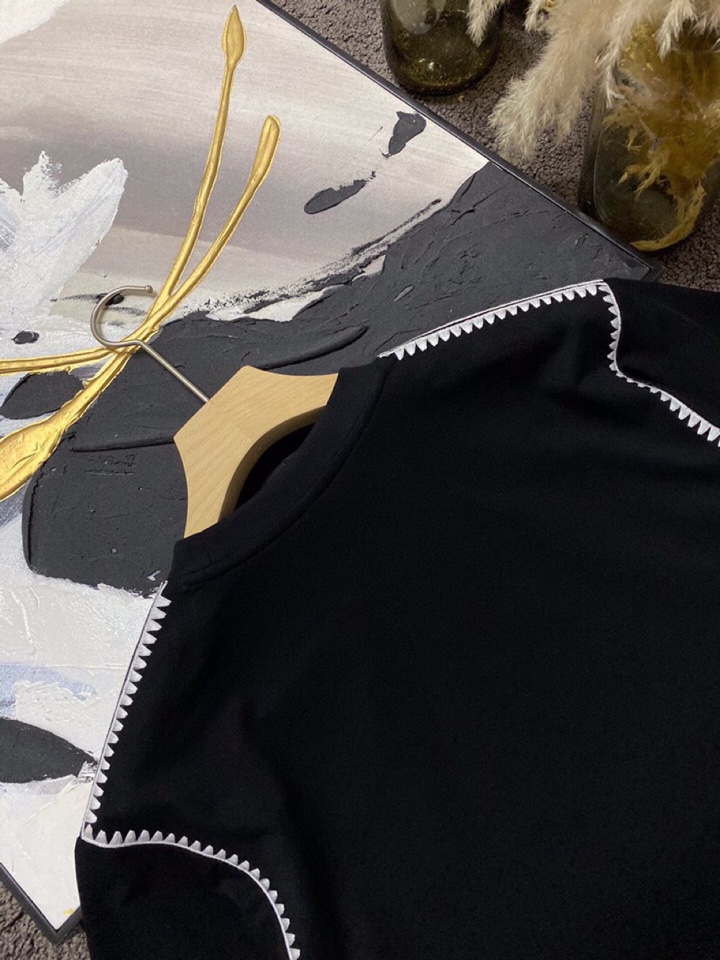 LOEWE 罗意威春夏网红爆款，钩花边短袖圆领T恤，专属定制奢品丝光珠地面料，爽滑舒适有型，手感超一流，