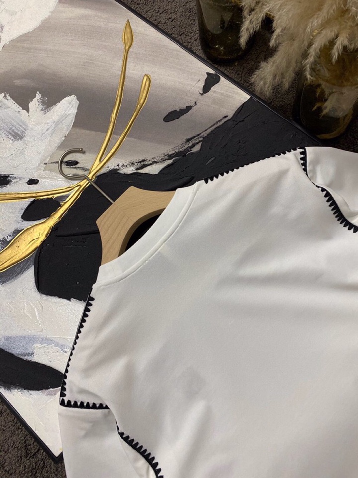 LOEWE 罗意威春夏网红爆款，钩花边短袖圆领T恤，专属定制奢品丝光珠地面料，爽滑舒适有型，手感超一流，